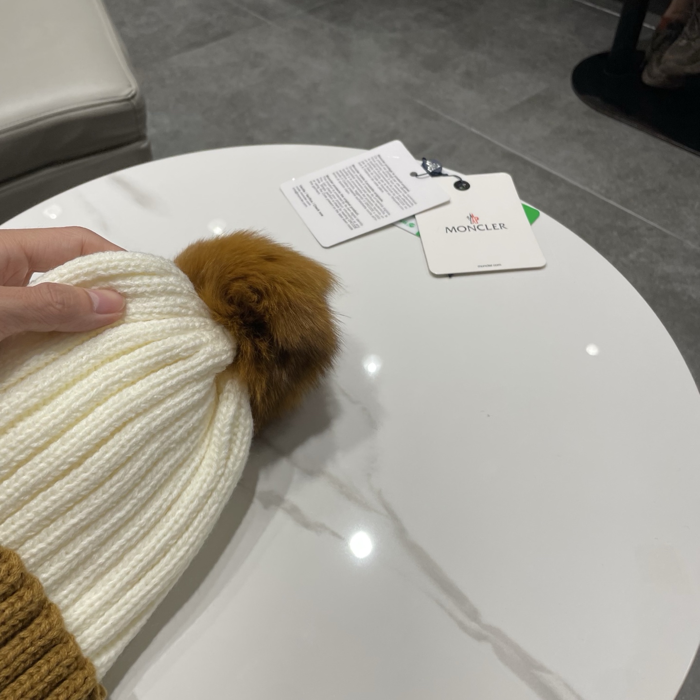 蒙口MONCLER高品质狐狸毛球针织兔羊毛毛线帽 超经典不过时的一款秋冬冷帽🥶 懂货的小姐姐必入款，帽型质量市场都有超多