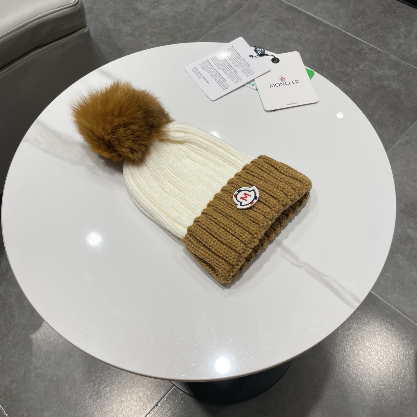 蒙口MONCLER高品质狐狸毛球针织兔羊毛毛线帽 超经典不过时的一款秋冬冷帽🥶 懂货的小姐姐必入款，帽型质量市场都有超多