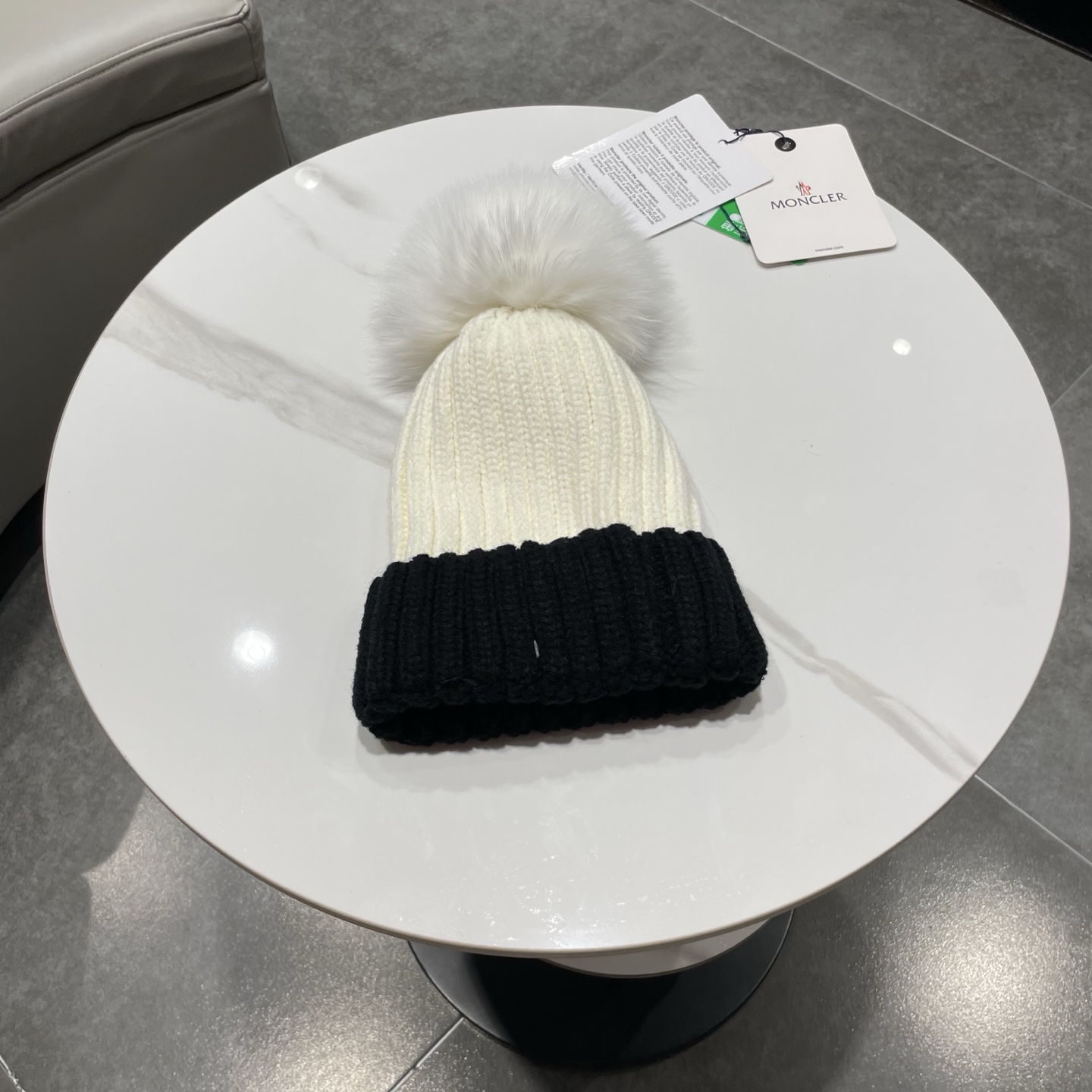蒙口MONCLER高品质狐狸毛球针织兔羊毛毛线帽 超经典不过时的一款秋冬冷帽🥶 懂货的小姐姐必入款，帽型质量市场都有超多