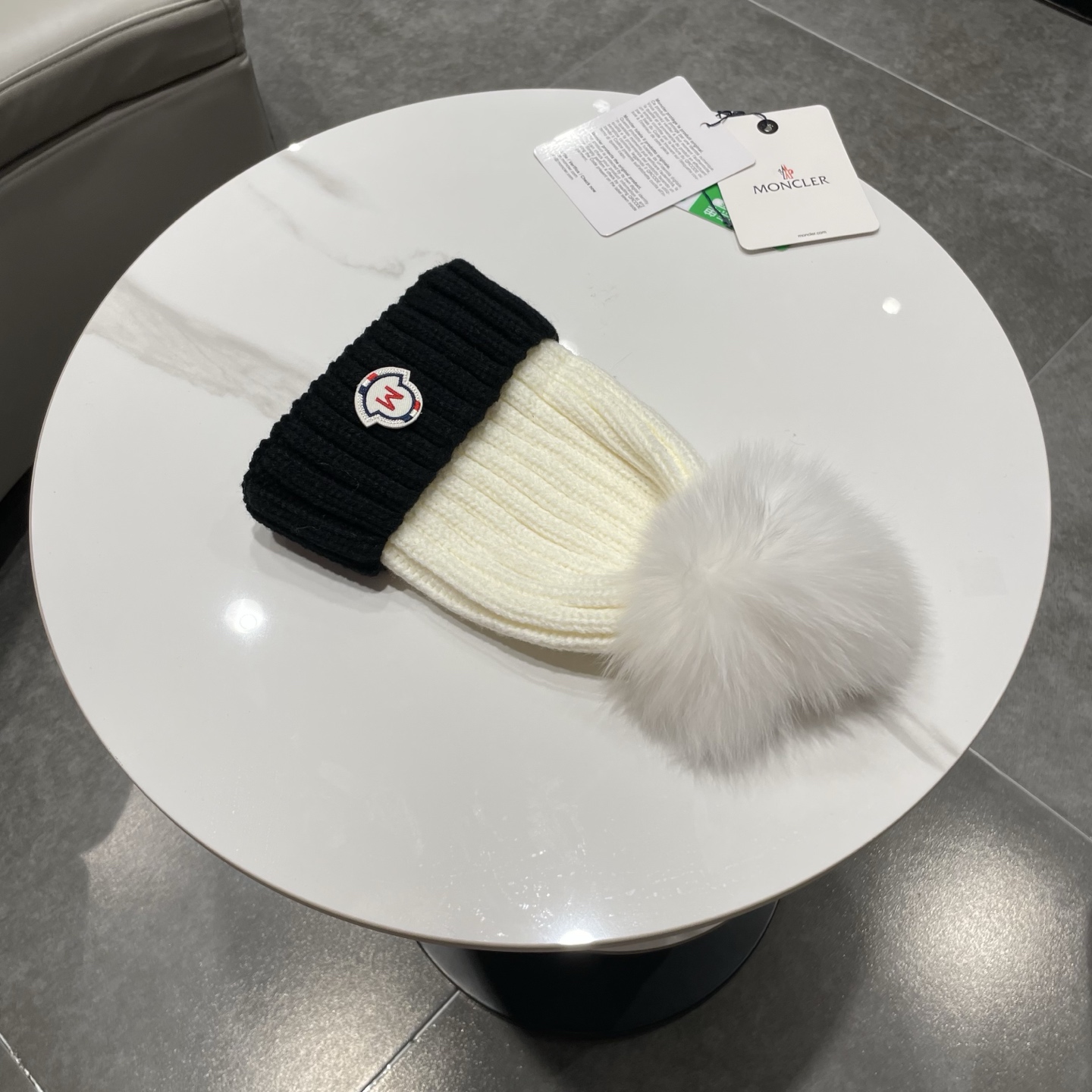蒙口MONCLER高品质狐狸毛球针织兔羊毛毛线帽 超经典不过时的一款秋冬冷帽🥶 懂货的小姐姐必入款，帽型质量市场都有超多