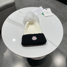 蒙口MONCLER高品质狐狸毛球针织兔羊毛毛线帽 超经典不过时的一款秋冬冷帽🥶 懂货的小姐姐必入款,帽型质量市场都有超多 蒙口MONCLER高品质狐狸毛球针织兔羊毛毛线帽 超经典不过时的一款秋冬冷帽🥶 懂货的小姐姐必入款,帽型质量市场都有超多