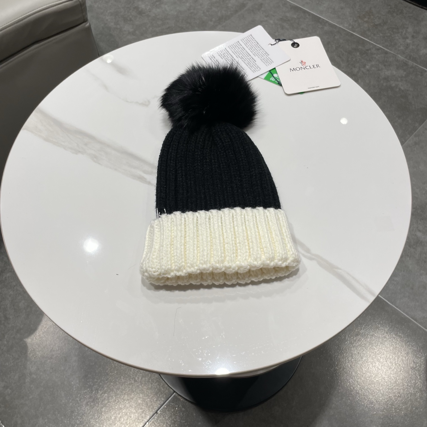 蒙口MONCLER高品质狐狸毛球针织兔羊毛毛线帽 超经典不过时的一款秋冬冷帽🥶 懂货的小姐姐必入款，帽型质量市场都有超多
