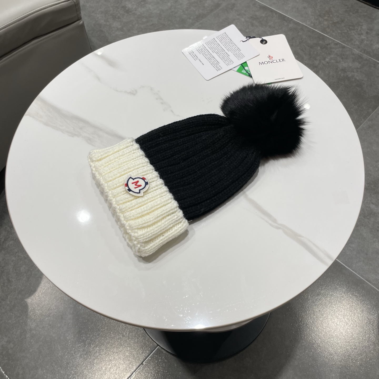 蒙口MONCLER高品质狐狸毛球针织兔羊毛毛线帽 超经典不过时的一款秋冬冷帽🥶 懂货的小姐姐必入款，帽型质量市场都有超多