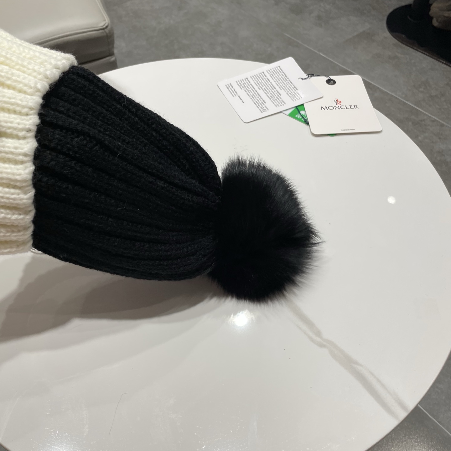 蒙口MONCLER高品质狐狸毛球针织兔羊毛毛线帽 超经典不过时的一款秋冬冷帽🥶 懂货的小姐姐必入款，帽型质量市场都有超多