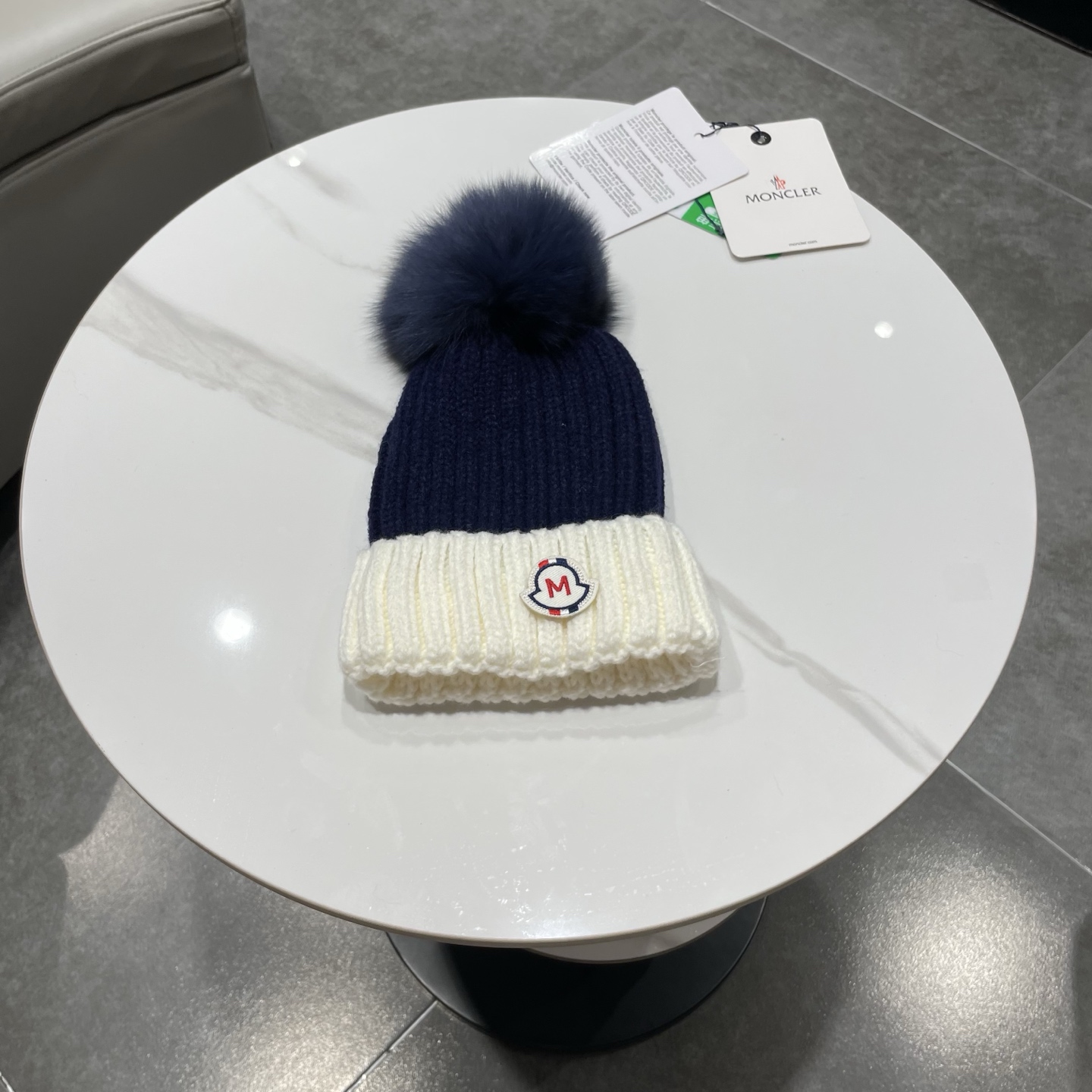蒙口MONCLER高品质狐狸毛球针织兔羊毛毛线帽 超经典不过时的一款秋冬冷帽🥶 懂货的小姐姐必入款,帽型质量市场都有超多 蒙口MONCLER高品质狐狸毛球针织兔羊毛毛线帽 超经典不过时的一款秋冬冷帽🥶 懂货的小姐姐必入款,帽型质量市场都有超多