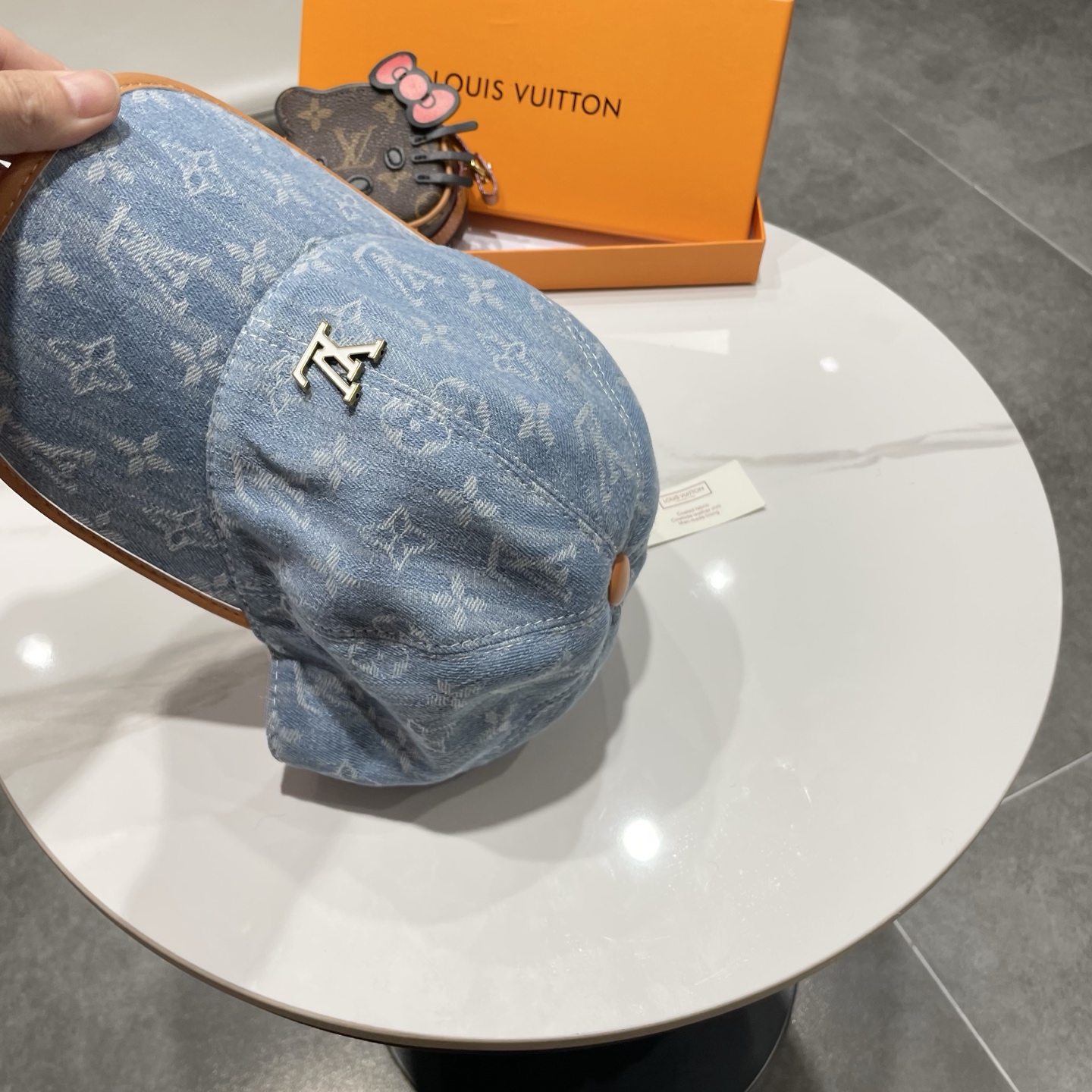 LV(路易威登)新款原单棒球帽，牛皮压花，1:1开模订制，原版牛仔布料，做工细致完美，质量超赞，基础头围