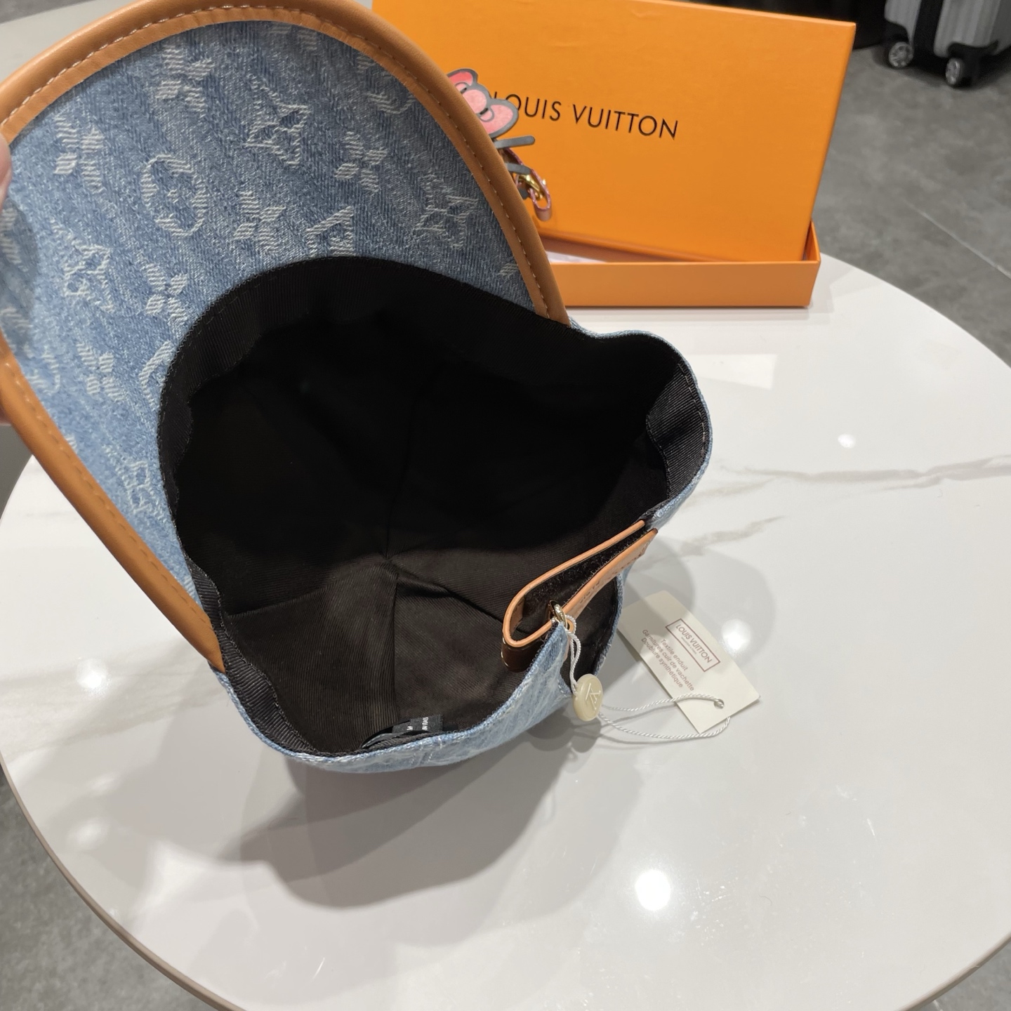 LV(路易威登)新款原单棒球帽，牛皮压花，1:1开模订制，原版牛仔布料，做工细致完美，质量超赞，基础头围