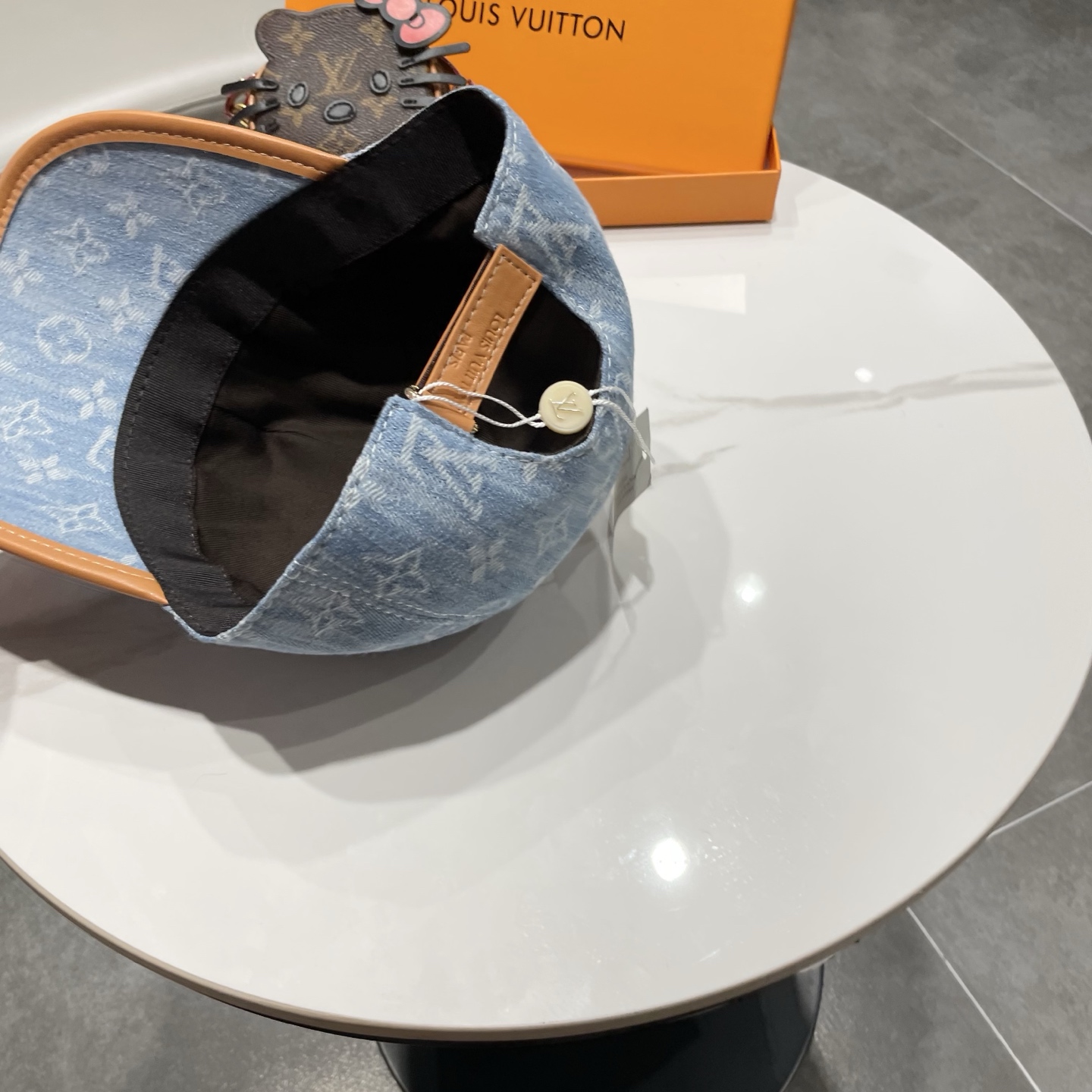 LV(路易威登)新款原单棒球帽，牛皮压花，1:1开模订制，原版牛仔布料，做工细致完美，质量超赞，基础头围