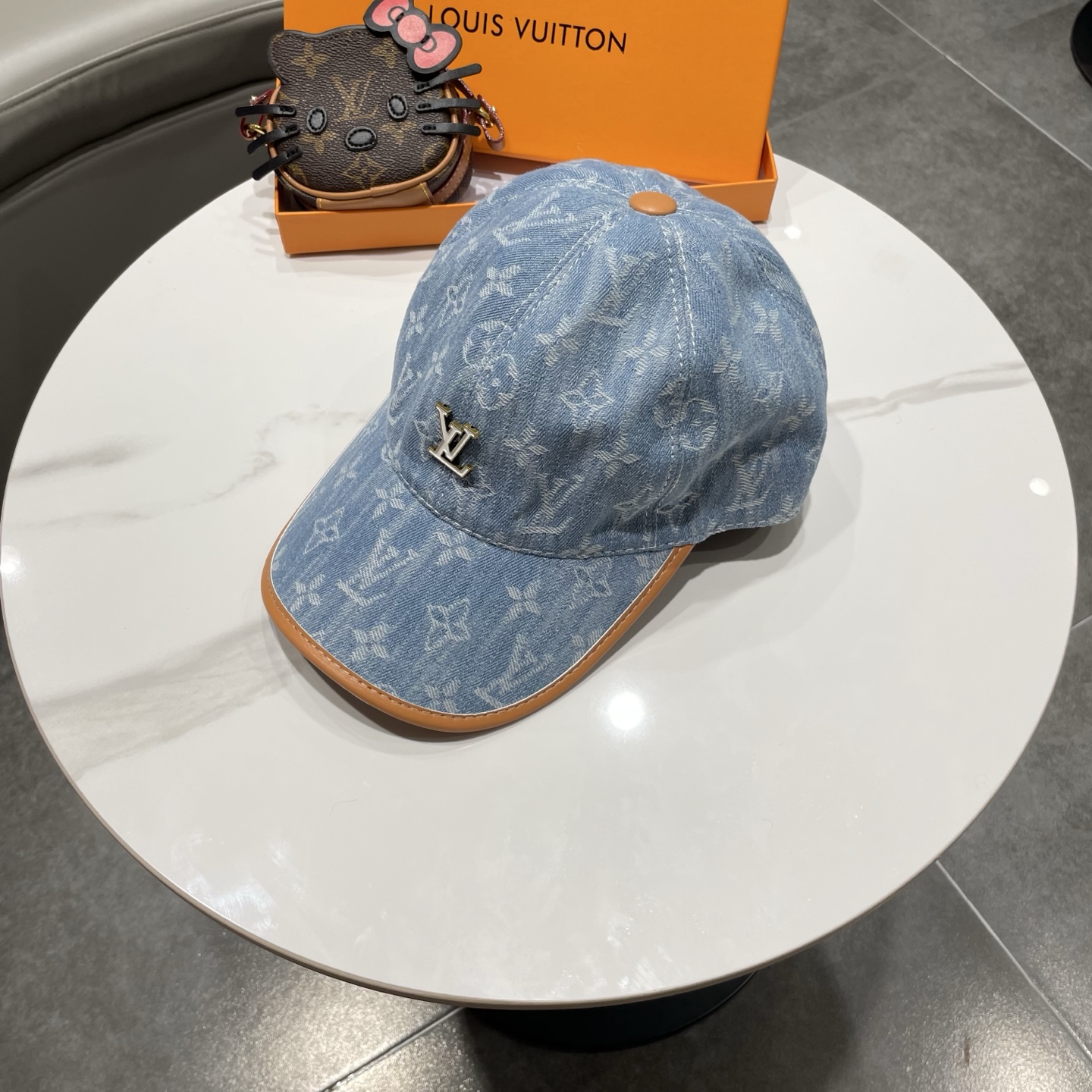 LV(路易威登)新款原单棒球帽，牛皮压花，1:1开模订制，原版牛仔布料，做工细致完美，质量超赞，基础头围