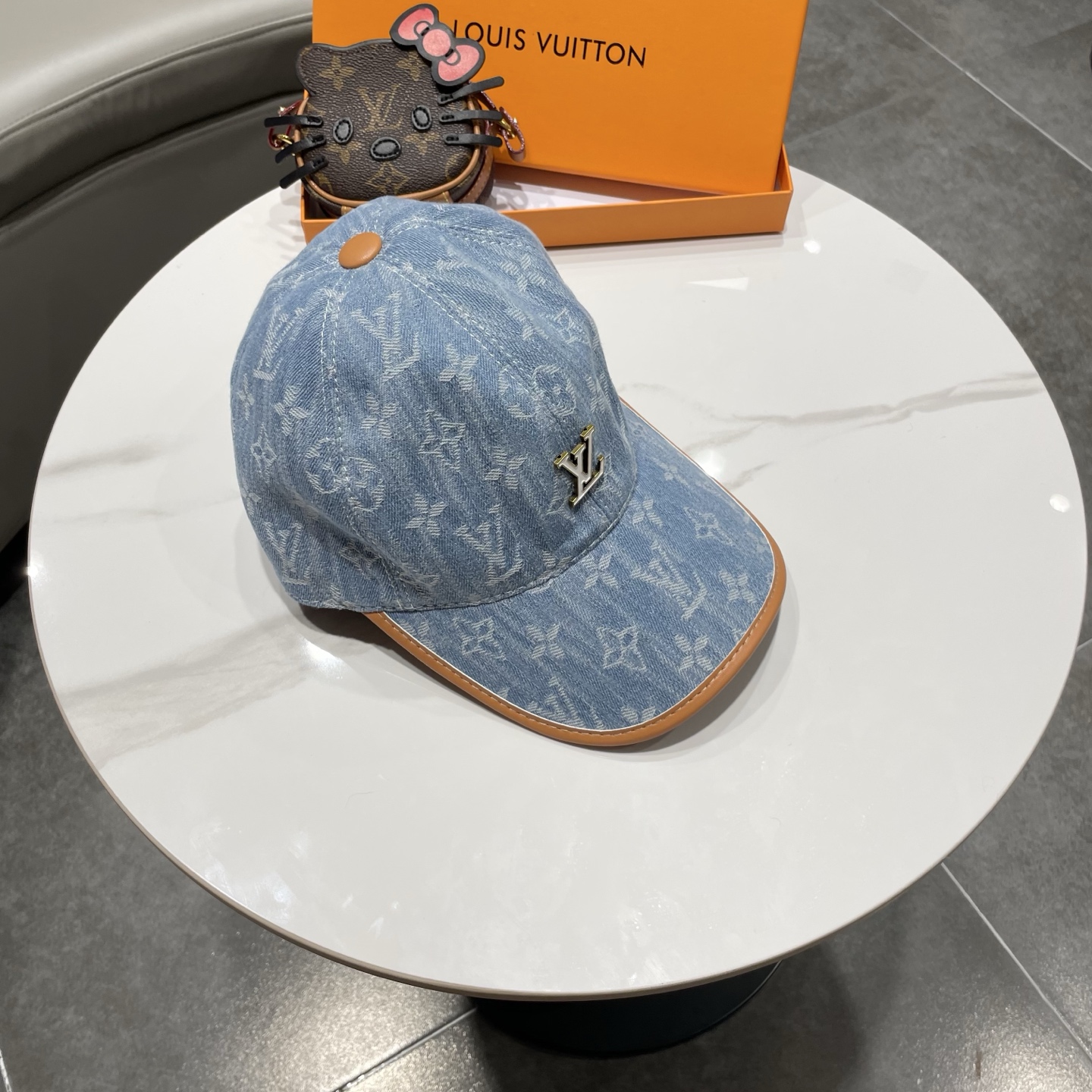 LV(路易威登)新款原单棒球帽，牛皮压花，1:1开模订制，原版牛仔布料，做工细致完美，质量超赞，基础头围