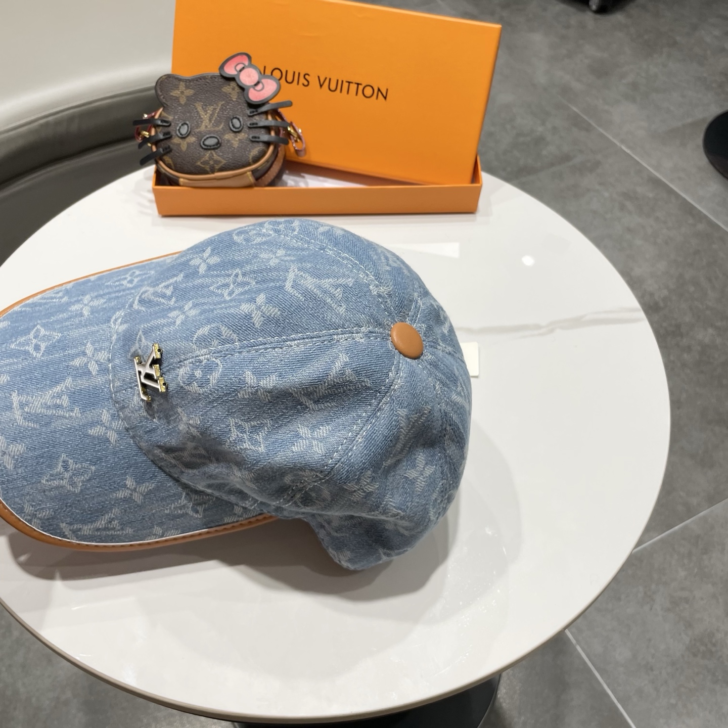 LV(路易威登)新款原单棒球帽，牛皮压花，1:1开模订制，原版牛仔布料，做工细致完美，质量超赞，基础头围