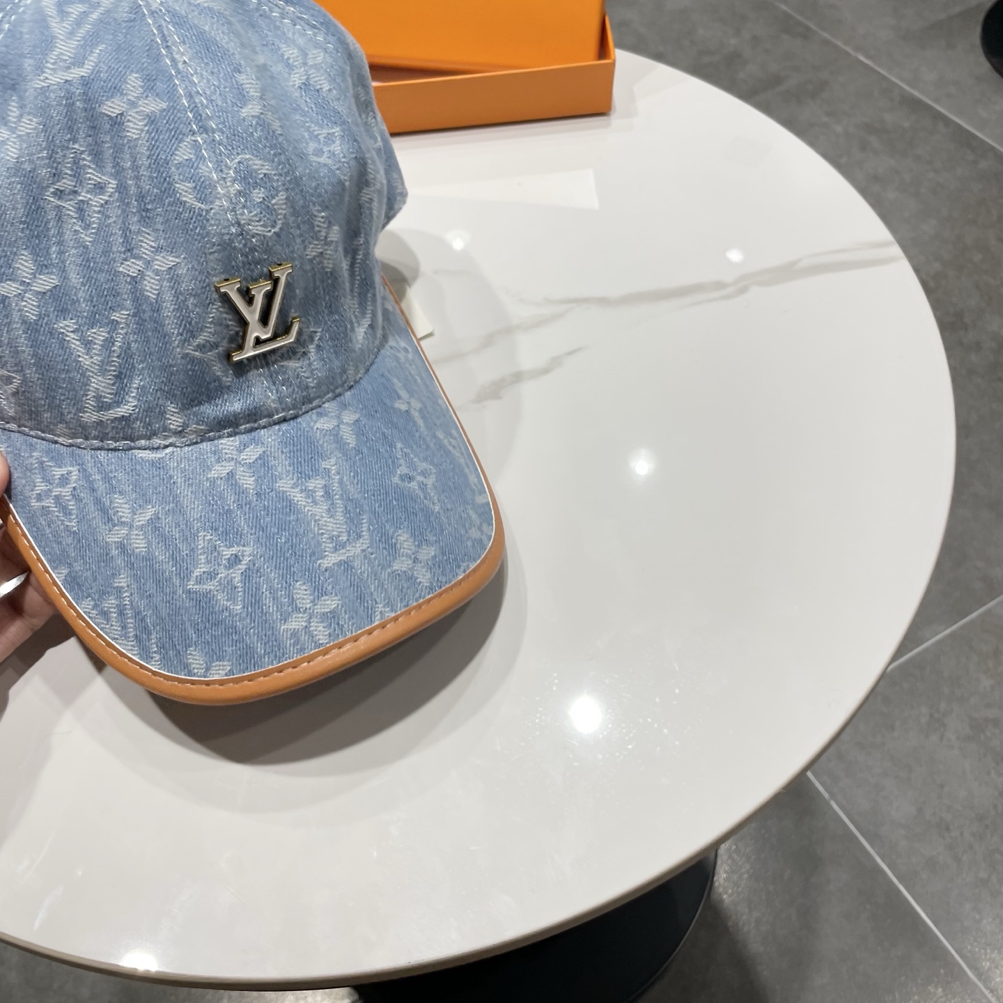 LV(路易威登)新款原单棒球帽，牛皮压花，1:1开模订制，原版牛仔布料，做工细致完美，质量超赞，基础头围