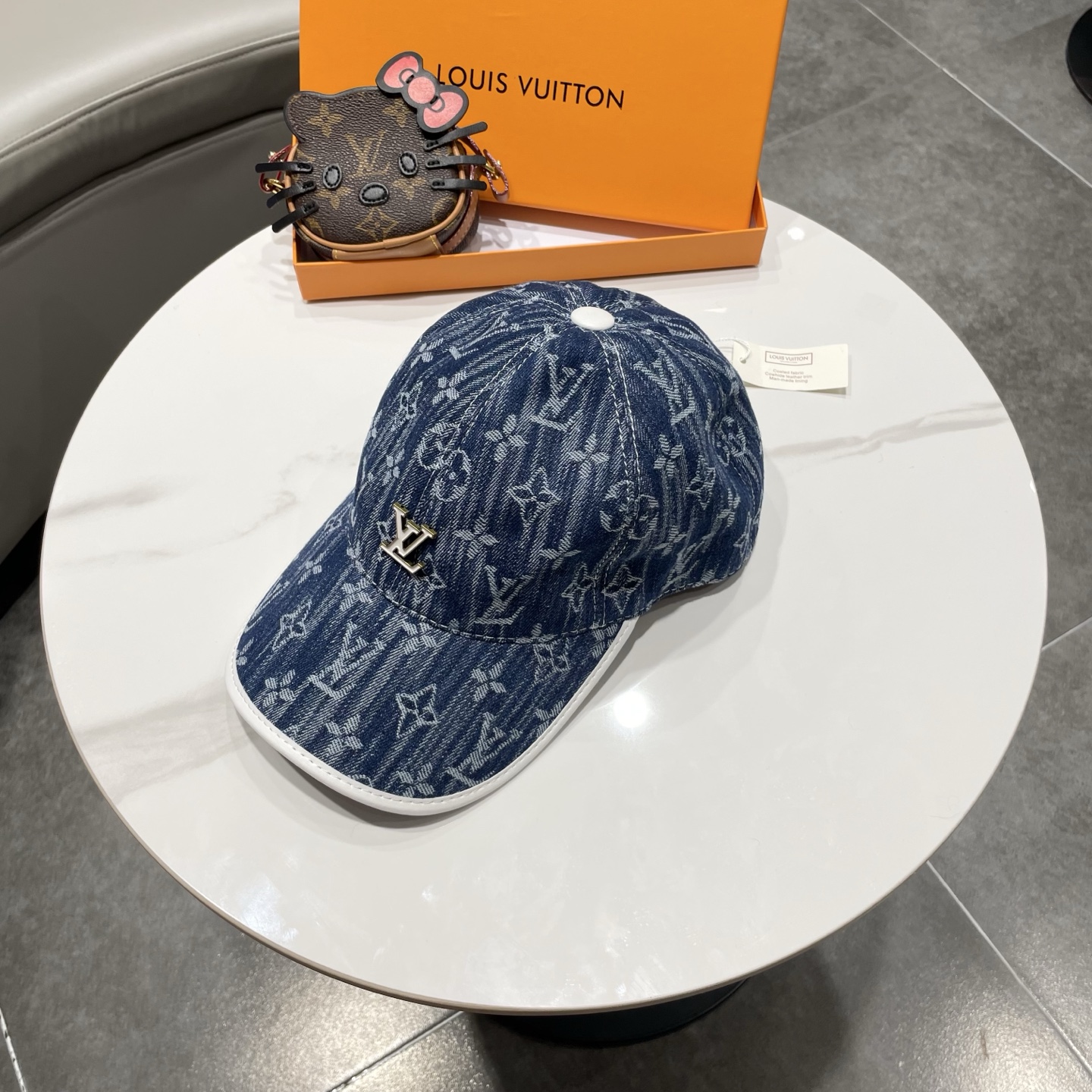 LV(路易威登)新款原单棒球帽，牛皮压花，1:1开模订制，原版牛仔布料，做工细致完美，质量超赞，基础头围