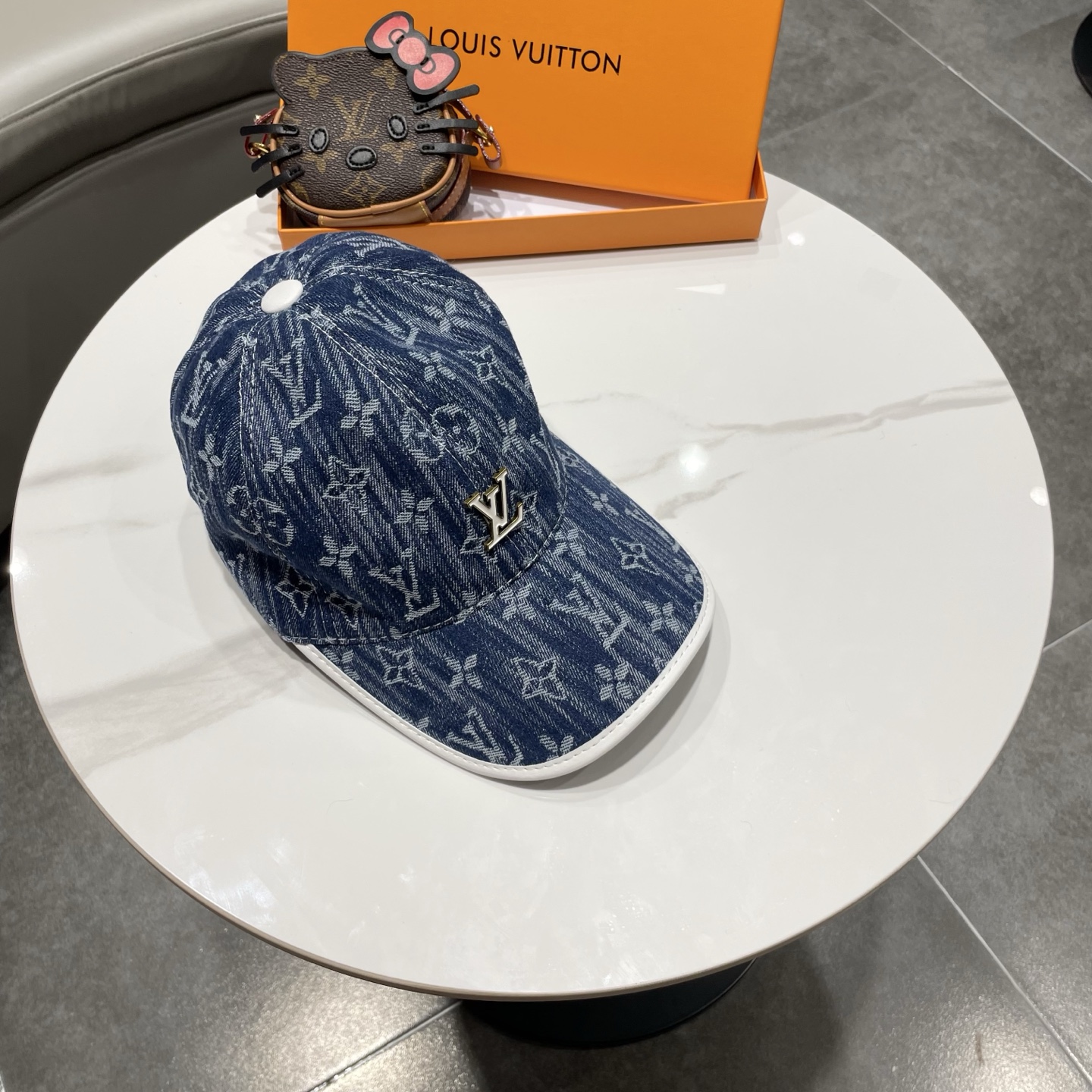 LV(路易威登)新款原单棒球帽，牛皮压花，1:1开模订制，原版牛仔布料，做工细致完美，质量超赞，基础头围