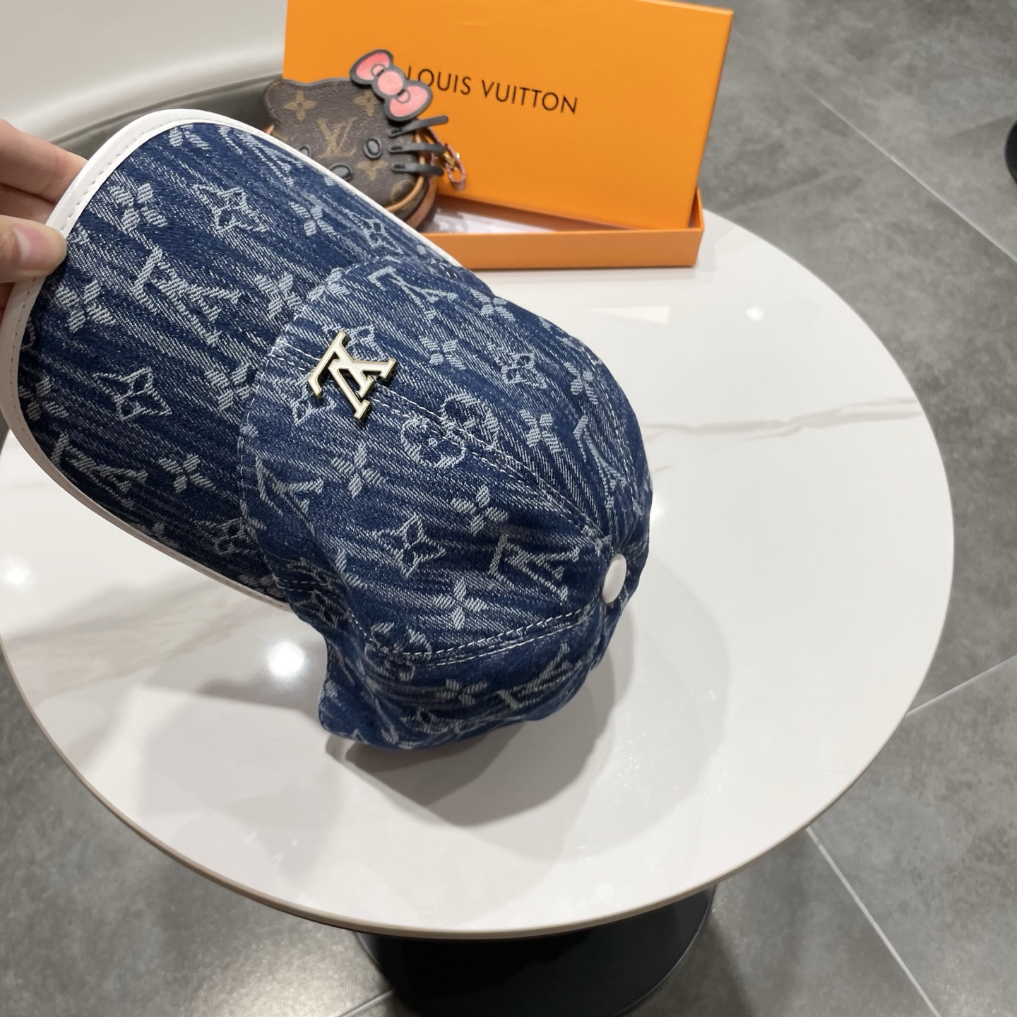 LV(路易威登)新款原单棒球帽，牛皮压花，1:1开模订制，原版牛仔布料，做工细致完美，质量超赞，基础头围