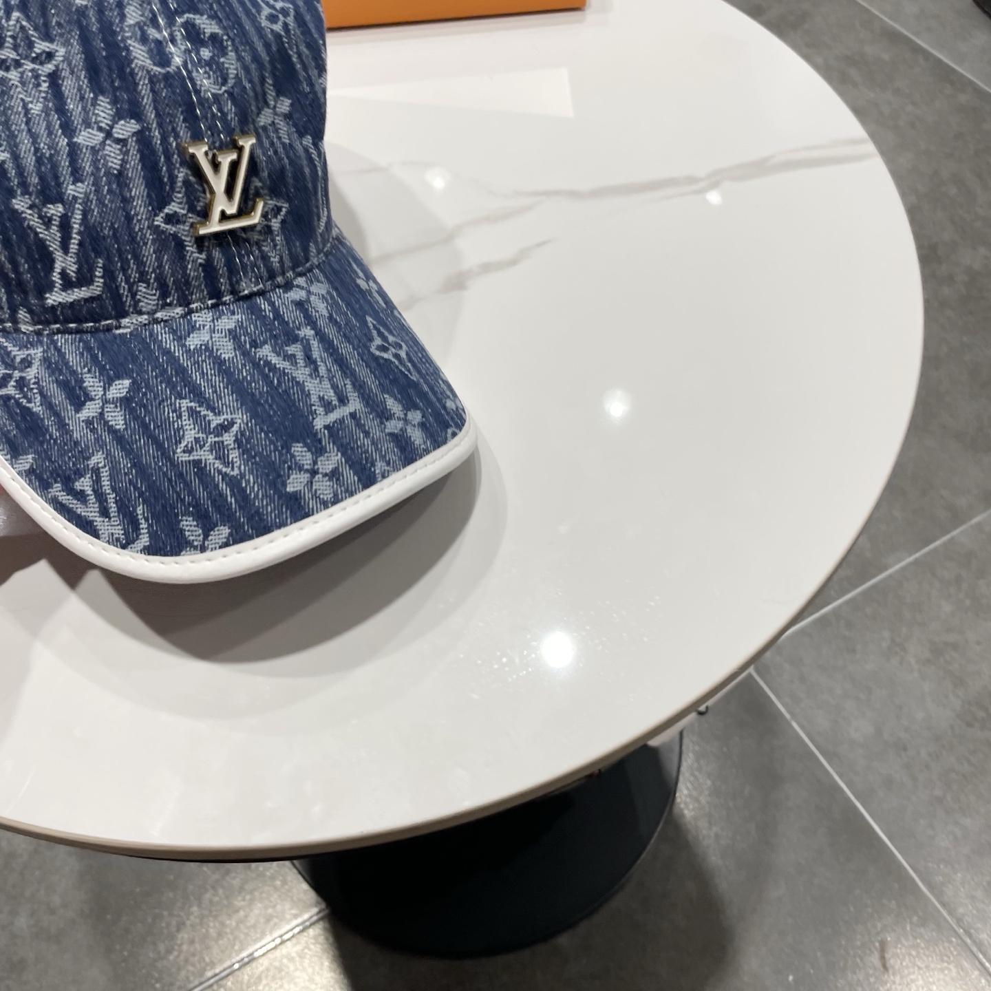 LV(路易威登)新款原单棒球帽，牛皮压花，1:1开模订制，原版牛仔布料，做工细致完美，质量超赞，基础头围