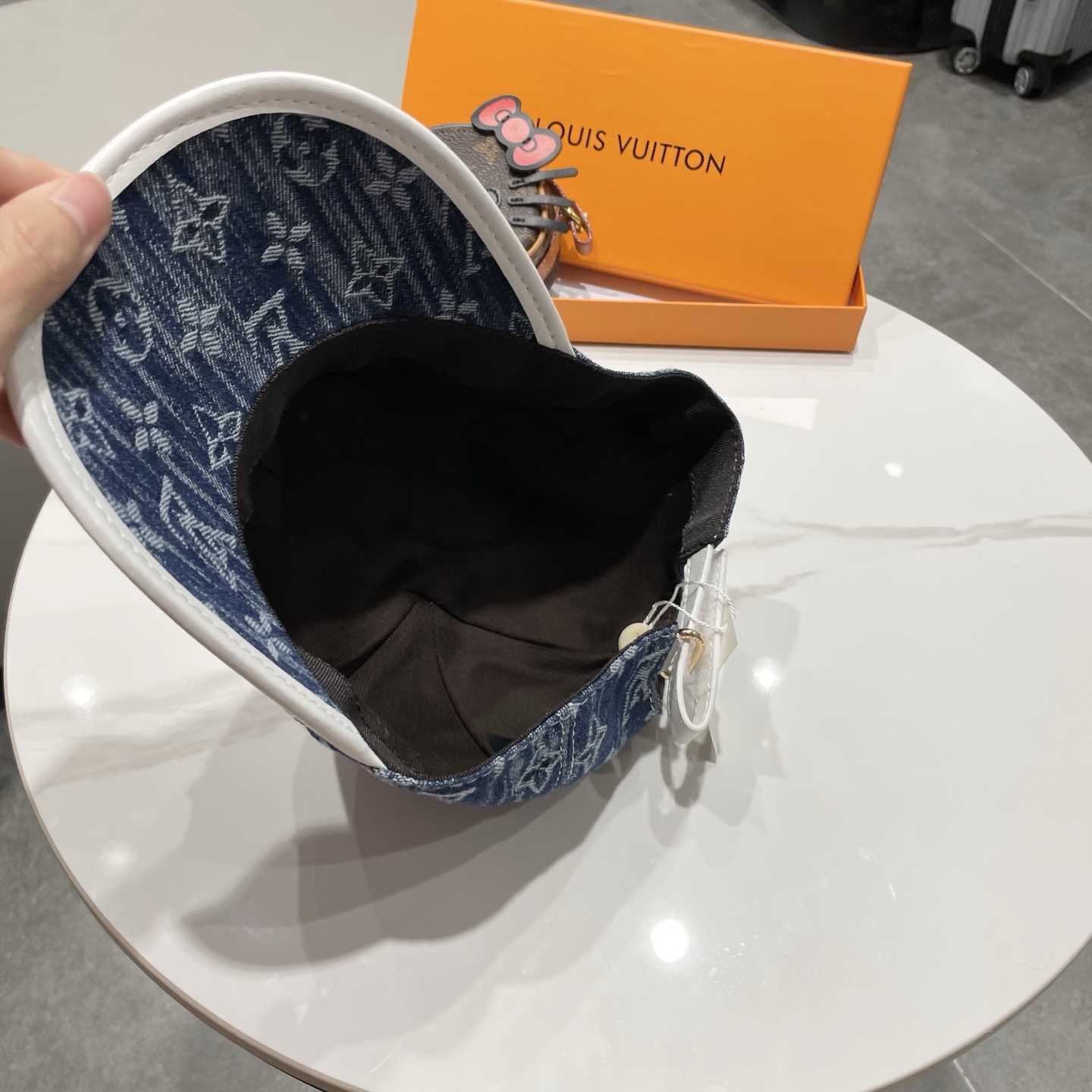 LV(路易威登)新款原单棒球帽，牛皮压花，1:1开模订制，原版牛仔布料，做工细致完美，质量超赞，基础头围