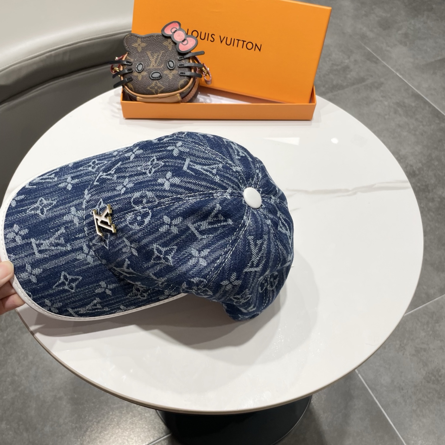 LV(路易威登)新款原单棒球帽，牛皮压花，1:1开模订制，原版牛仔布料，做工细致完美，质量超赞，基础头围