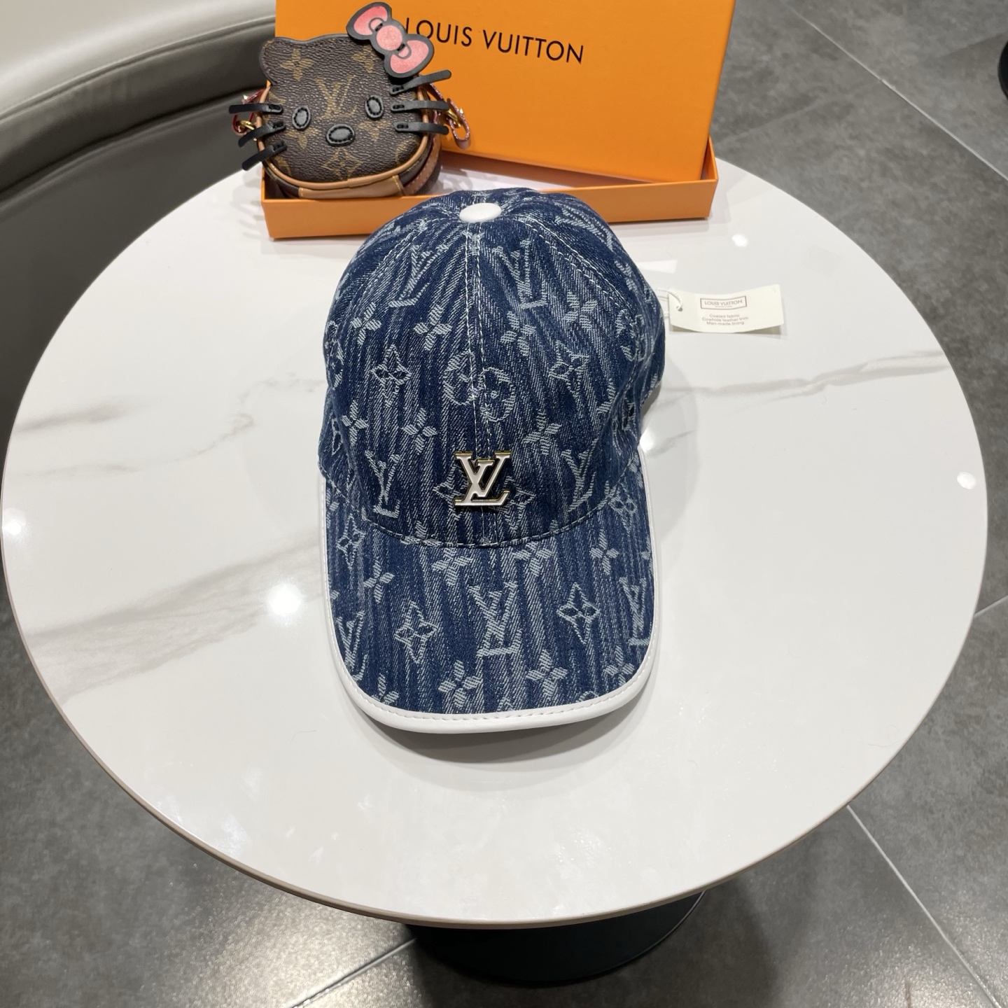 LV(路易威登)新款原单棒球帽，牛皮压花，1:1开模订制，原版牛仔布料，做工细致完美，质量超赞，基础头围