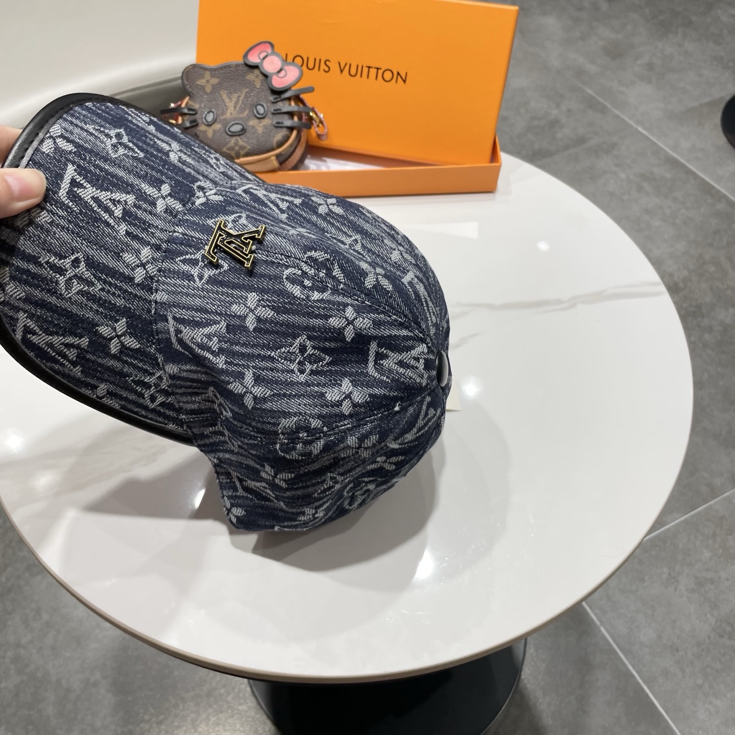 LV(路易威登)新款原单棒球帽，牛皮压花，1:1开模订制，原版牛仔布料，做工细致完美，质量超赞，基础头围