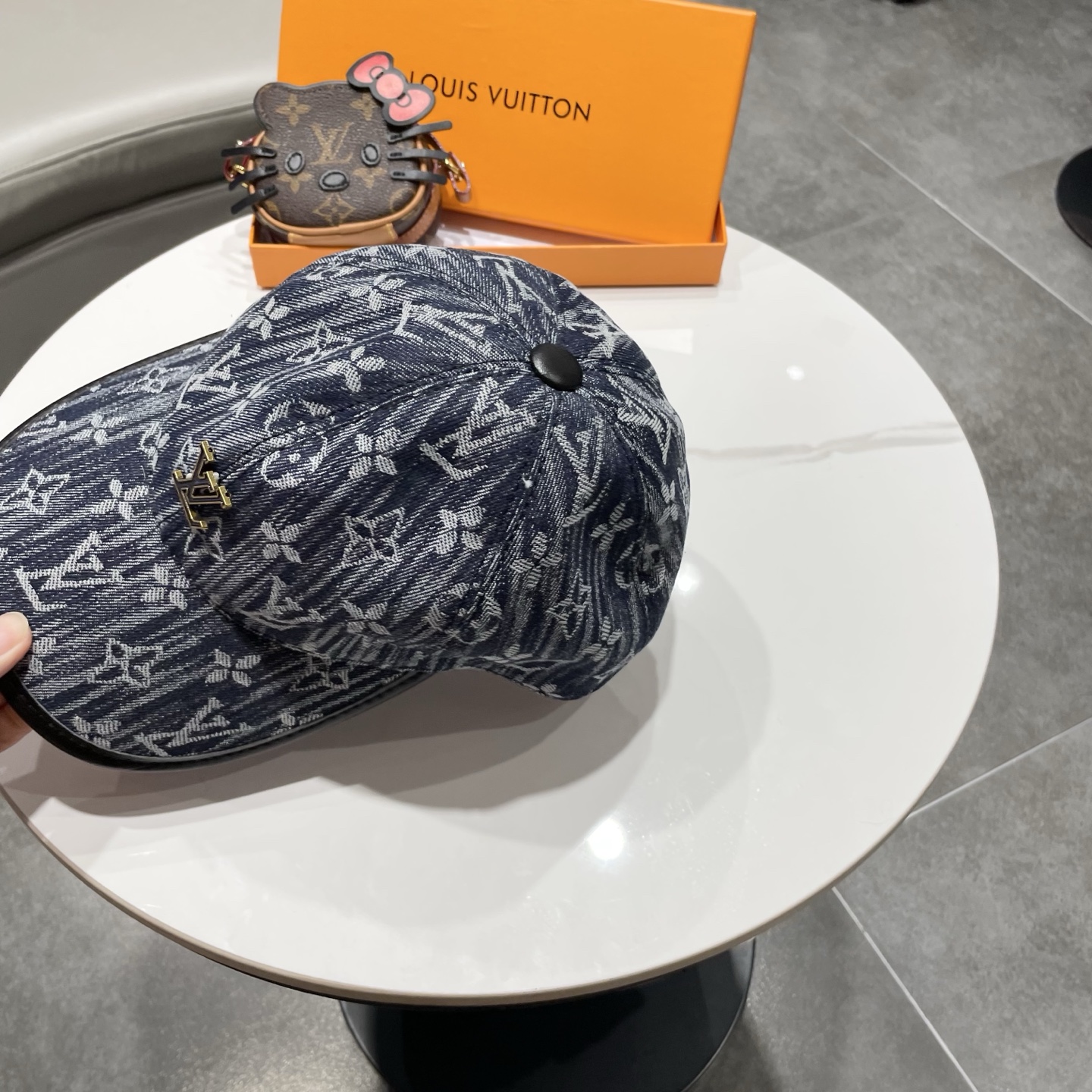 LV(路易威登)新款原单棒球帽，牛皮压花，1:1开模订制，原版牛仔布料，做工细致完美，质量超赞，基础头围