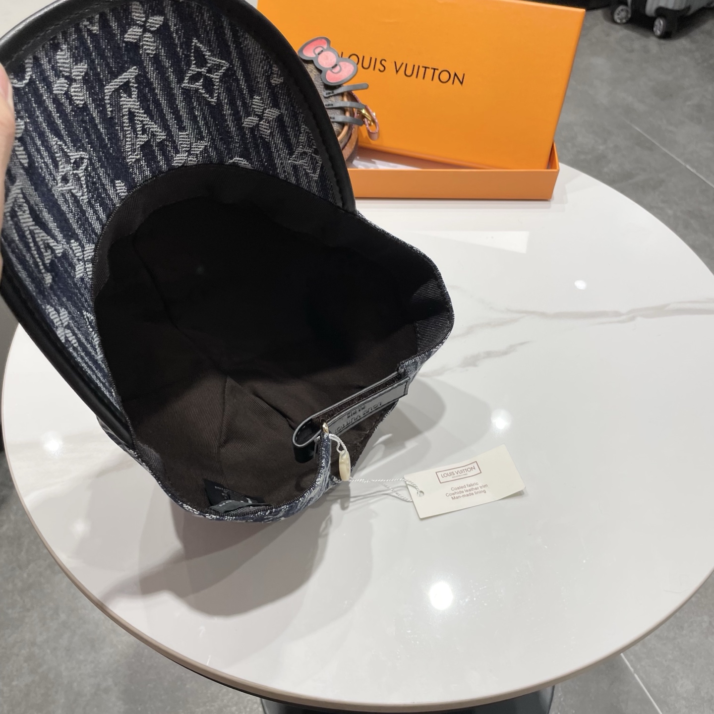 LV(路易威登)新款原单棒球帽，牛皮压花，1:1开模订制，原版牛仔布料，做工细致完美，质量超赞，基础头围