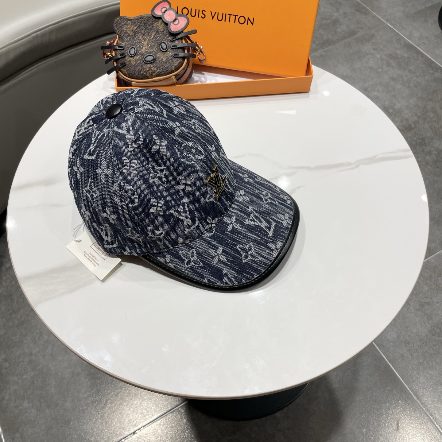 LV(路易威登)新款原单棒球帽，牛皮压花，1:1开模订制，原版牛仔布料，做工细致完美，质量超赞，基础头围