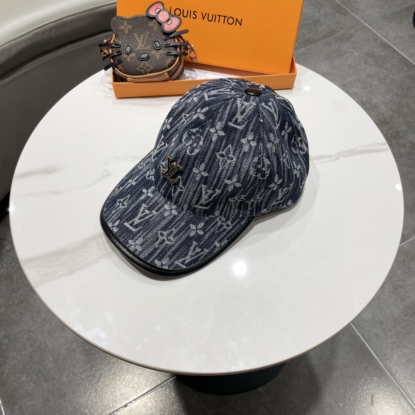 LV(路易威登)新款原单棒球帽，牛皮压花，1:1开模订制，原版牛仔布料，做工细致完美，质量超赞，基础头围