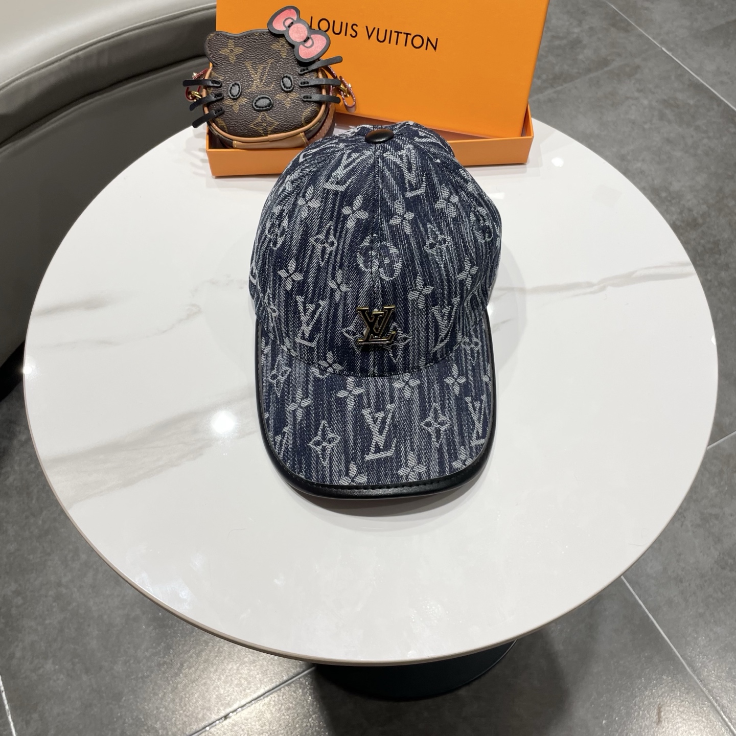 LV(路易威登)新款原单棒球帽，牛皮压花，1:1开模订制，原版牛仔布料，做工细致完美，质量超赞，基础头围