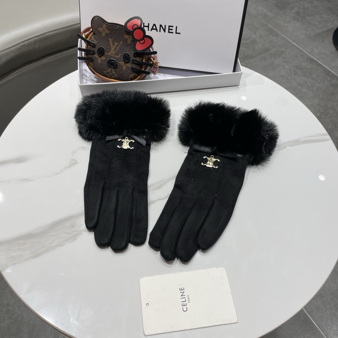 NO:640129,celine Celine gloves women's winter suede plus velvet thickening to keep warm and cold-proof touch screen cycling and driving women's five-finger gloves gloves, gloves, celine, chamois leather, gloves19860909celine塞琳手套女冬季麂皮绒加绒加厚保暖防寒可触屏骑行开车女士五指手套手套,手套,celine,chamois leather,gloves,accessory