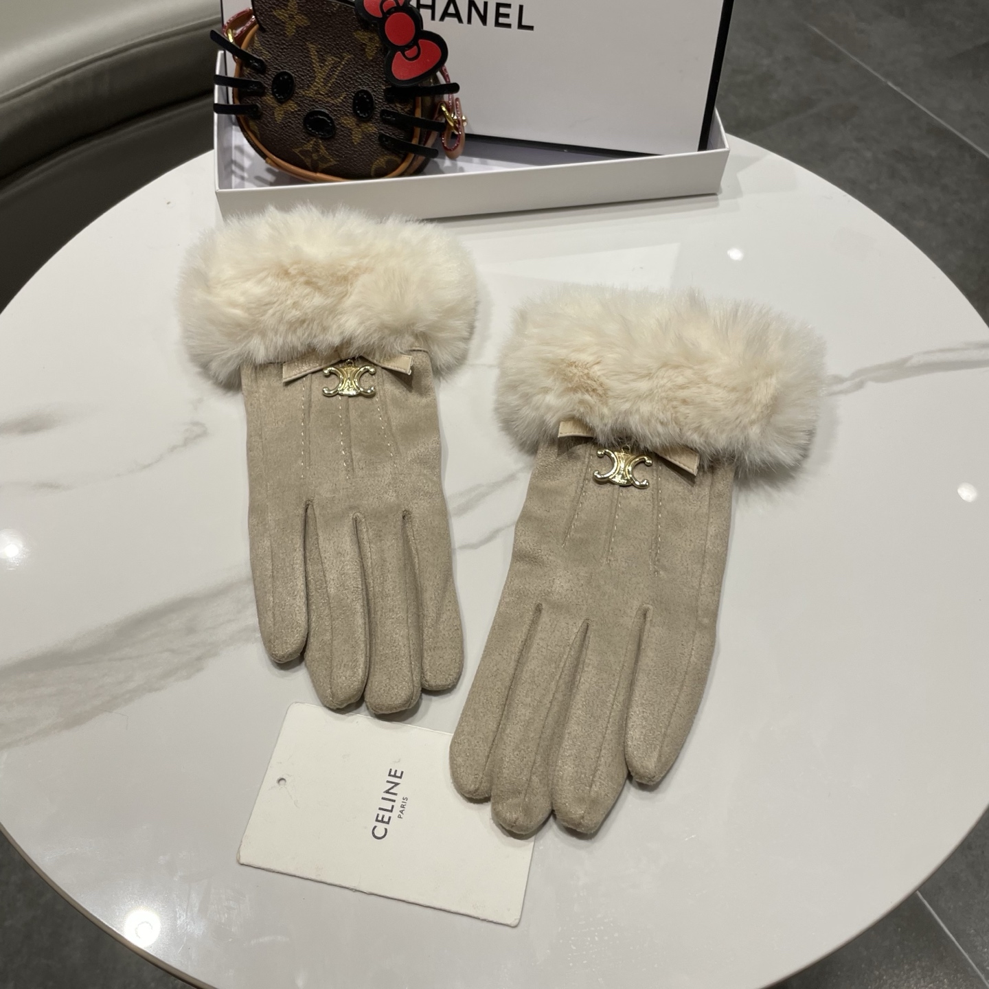 NO:640131,celine Celine gloves women's winter suede plus velvet thickening to keep warm and cold-proof touch screen cycling and driving women's five-finger gloves gloves, gloves, celine, chamois leather, gloves19860909celine塞琳手套女冬季麂皮绒加绒加厚保暖防寒可触屏骑行开车女士五指手套手套,手套,celine,chamois leather,gloves,accessory