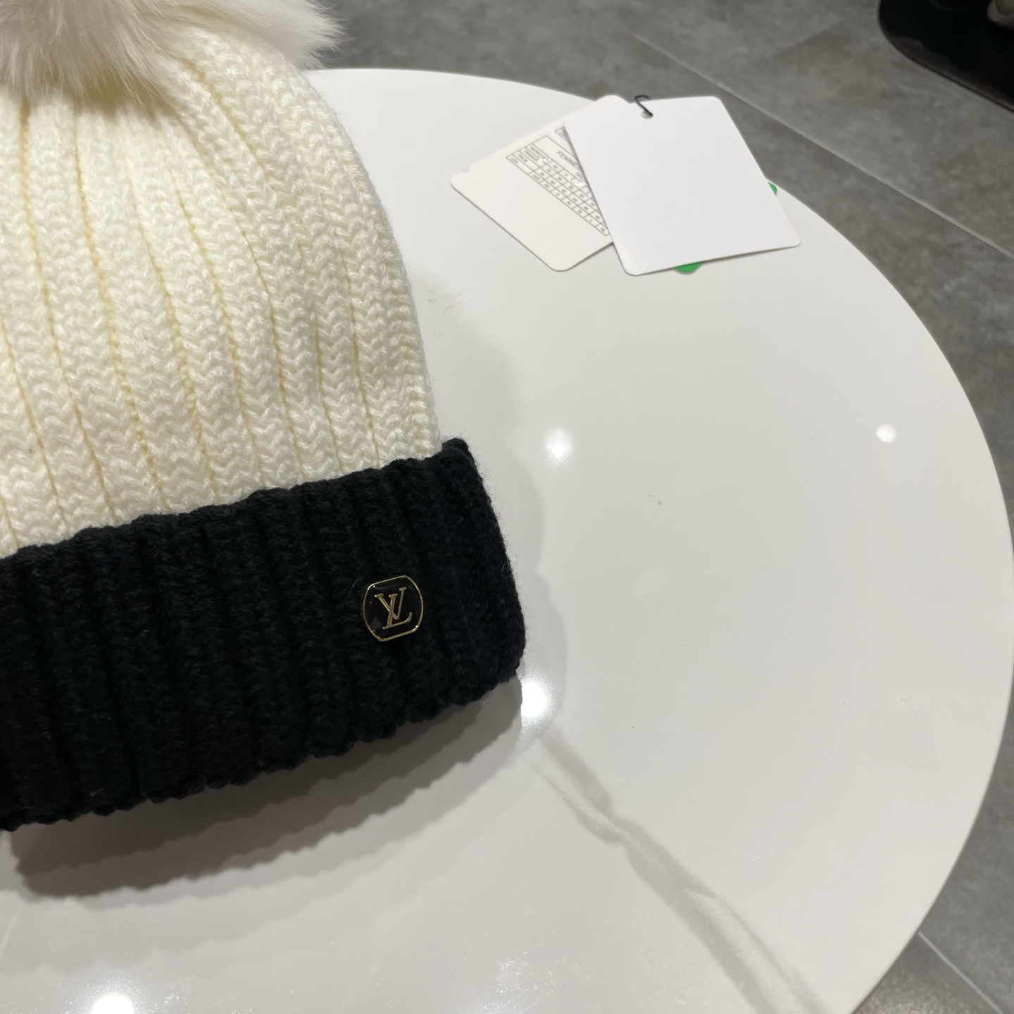 LV毛线帽👍LV针织帽拼色🙆🏻毛线帽🎩配狐狸毛球，跟色球🥰毛茸茸的非常漂亮，毛球可拆卸，两用👍低调奢华，百搭款，[嘿哈]