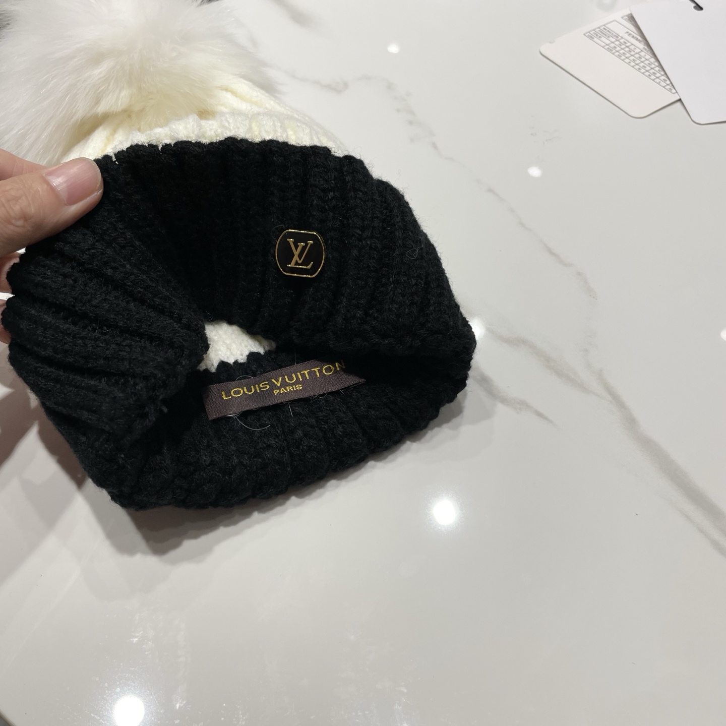 LV毛线帽👍LV针织帽拼色🙆🏻毛线帽🎩配狐狸毛球，跟色球🥰毛茸茸的非常漂亮，毛球可拆卸，两用👍低调奢华，百搭款，[嘿哈]