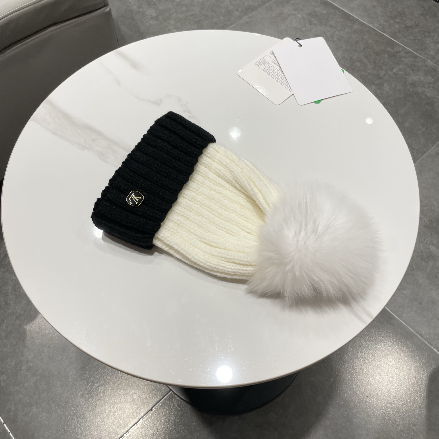 LV毛线帽👍LV针织帽拼色🙆🏻毛线帽🎩配狐狸毛球，跟色球🥰毛茸茸的非常漂亮，毛球可拆卸，两用👍低调奢华，百搭款，[嘿哈]