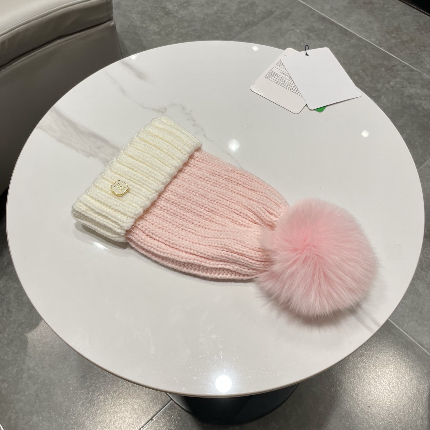 LV毛线帽👍LV针织帽拼色🙆🏻毛线帽🎩配狐狸毛球，跟色球🥰毛茸茸的非常漂亮，毛球可拆卸，两用👍低调奢华，百搭款，[嘿哈]