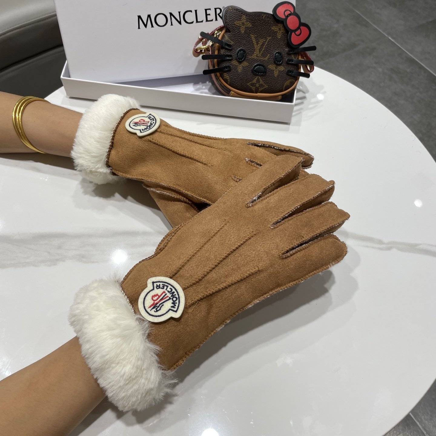 NO:640133,Moncle American retro winter warm gloves, women's suede plush outdoor riding and skiing windproof and antifreeze five-finger gloves, gloves, Moncler, chamois leather, gloves19860909蒙口Moncle美式复古冬季保暖手套女款麂皮毛绒户外骑行滑雪防风防冻五指套潮手套,手套,Moncler,chamois leather,gloves,accessory