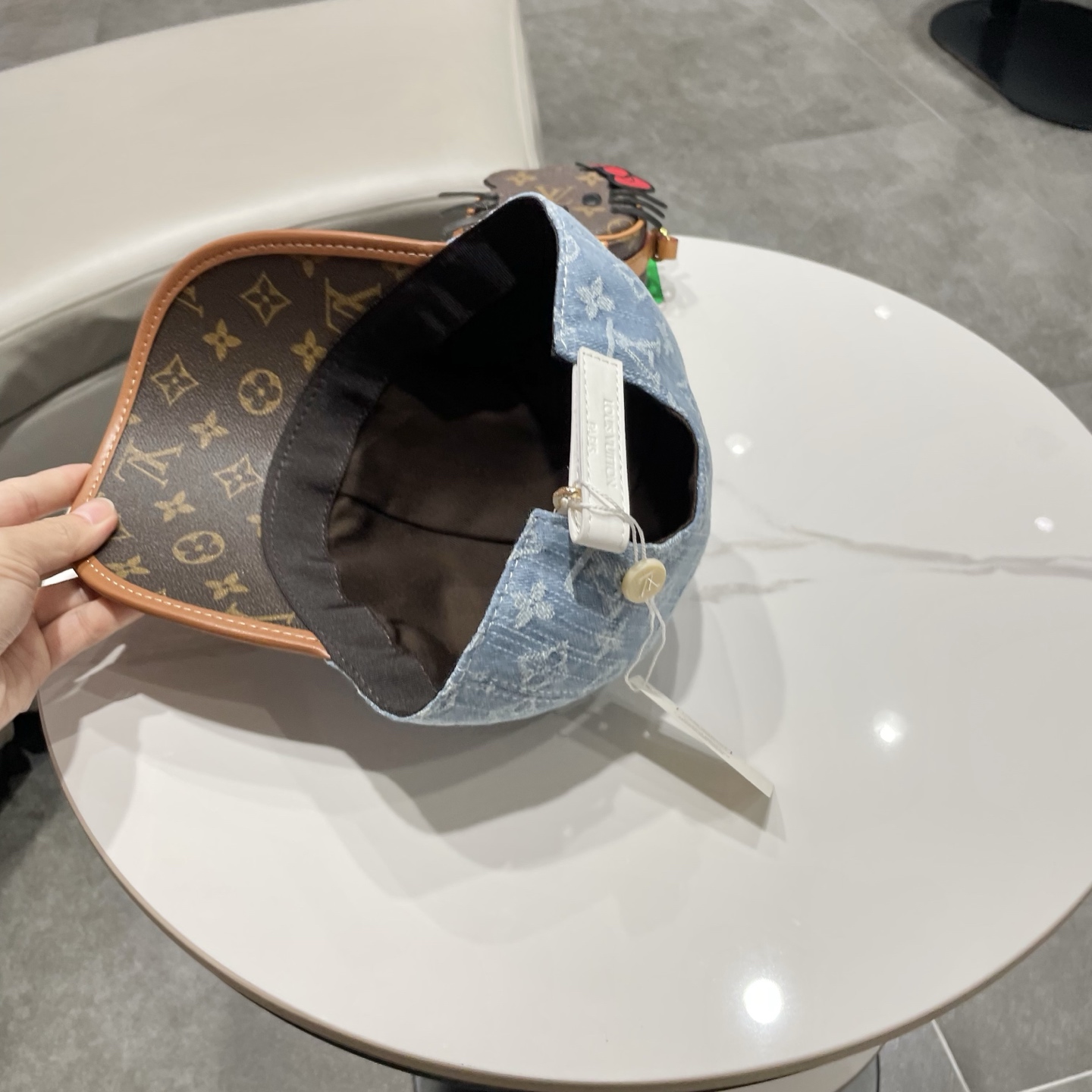 LV(路易威登)新款原单棒球帽，老花拼接，1:1开模订制，原版牛仔布料+专柜老花皮，做工细致完美，质量超