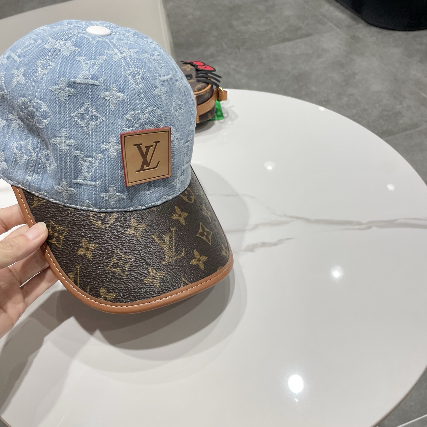 LV(路易威登)新款原单棒球帽，老花拼接，1:1开模订制，原版牛仔布料+专柜老花皮，做工细致完美，质量超