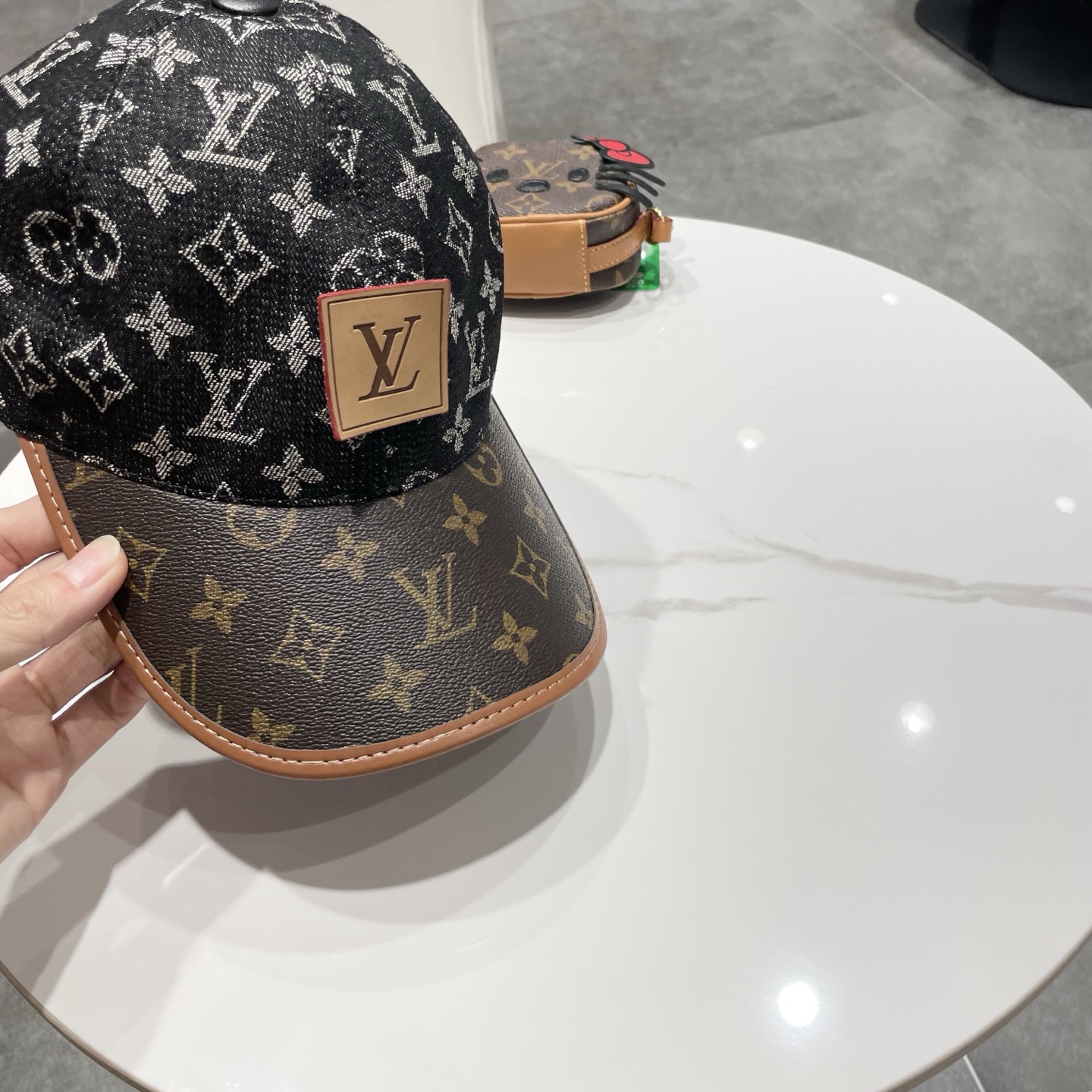 LV(路易威登)新款原单棒球帽，老花拼接，1:1开模订制，原版牛仔布料+专柜老花皮，做工细致完美，质量超