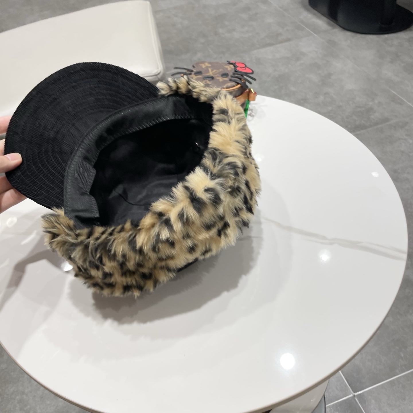 Prada普拉达秋冬新款设计感豹纹毛绒百搭鸭舌帽子女保暖护耳雷锋帽男飞行帽潮