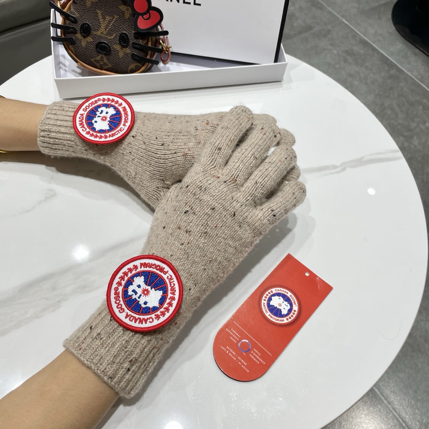 NO:584455,Comes with packaging Canada Goose. CANADA GOOSE's popular autumn and winter wool knitted gloves solid color series are popular this autumn and winter. Every color is super beautiful. It looks great with a cashmere coat. Three-dimensional tailoring. Smooth lines. Comfortable to wear. Fingerless design is more convenient. Fits the hand. One-size-fits-all gloves and socks, stockings, gloves and socks, gloves, socks.19860909配包装 加拿大鹅.CANADA GOOSE爆款秋冬羊毛针织手套纯色系列今年秋冬大火 每色都超好看 搭配羊绒大衣绝美 立体版型剪裁 线条流畅 佩戴舒适 露指设计更加方便 贴合手型 尺码均码手套袜子,丝袜,手套袜子,gloves,socks,accessory
