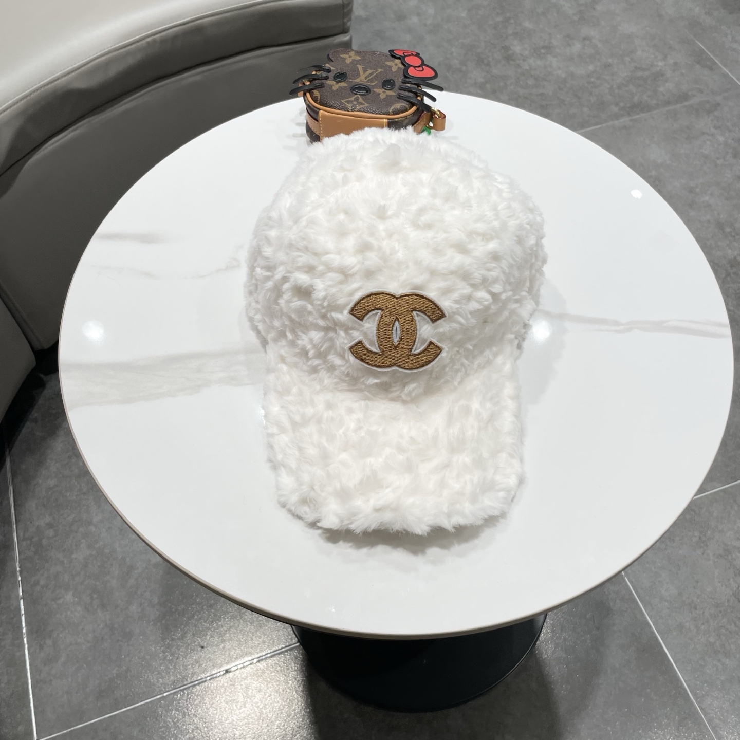 NO:579966,Chanel Chanel's new furry baseball cap for autumn and winter. Chanel's simplest style. Hat with a small face, fisherman hat, baseball cap, knitted hat, hat, chanel, chanel, espadrilles, hats19860909Chanel 香奈儿秋冬新款毛毛棒球帽 香奈儿最简约的款式 显脸小的帽型帽子渔夫帽棒球帽针织帽,帽子,chanel,chanel,espadrilles,hats,hat