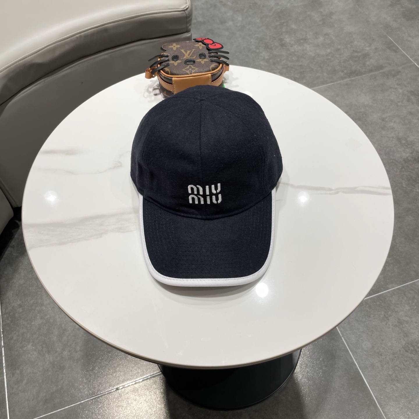 NO:579940,MIU MIU Miu Miu Wool Baseball Cap Captures the high-end sense of relaxation in autumn and winter. This MIU MIU baseball cap is the 'king of texture' for autumn and winter wear. The retro color scheme has a sense of story. The embroidered logo is low-key and noble. The moment you open the box, you will feel the sense of luxury. Hats, fisherman hats, baseball caps, knitted hats, hats, miumiu, espadrilles, hats19860909MIU MIU缪缪 羊毛棒球帽 拿捏秋冬高级松弛感 这顶MIU MIU棒球帽 是秋冬穿搭的「质感王炸」 复古配色自带故事感 刺绣Logo低调显贵 开箱瞬间就被高级感拿捏帽子渔夫帽棒球帽针织帽,帽子,miumiu,espadrilles,hats,hat
