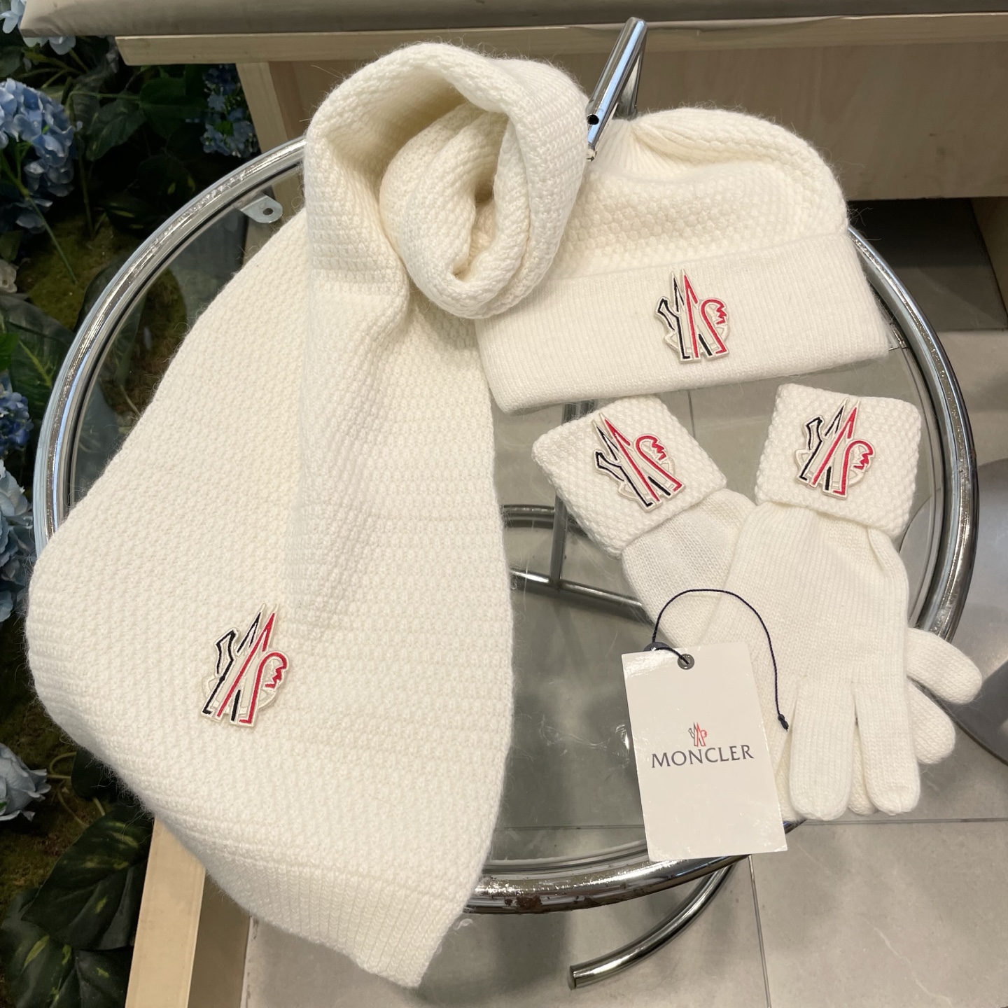 。蒙口三件套🎁MONCLER新款围巾帽子和手套三件套😍 百分之70羊绒30%兔毛成分👍保暖又时尚👍配15