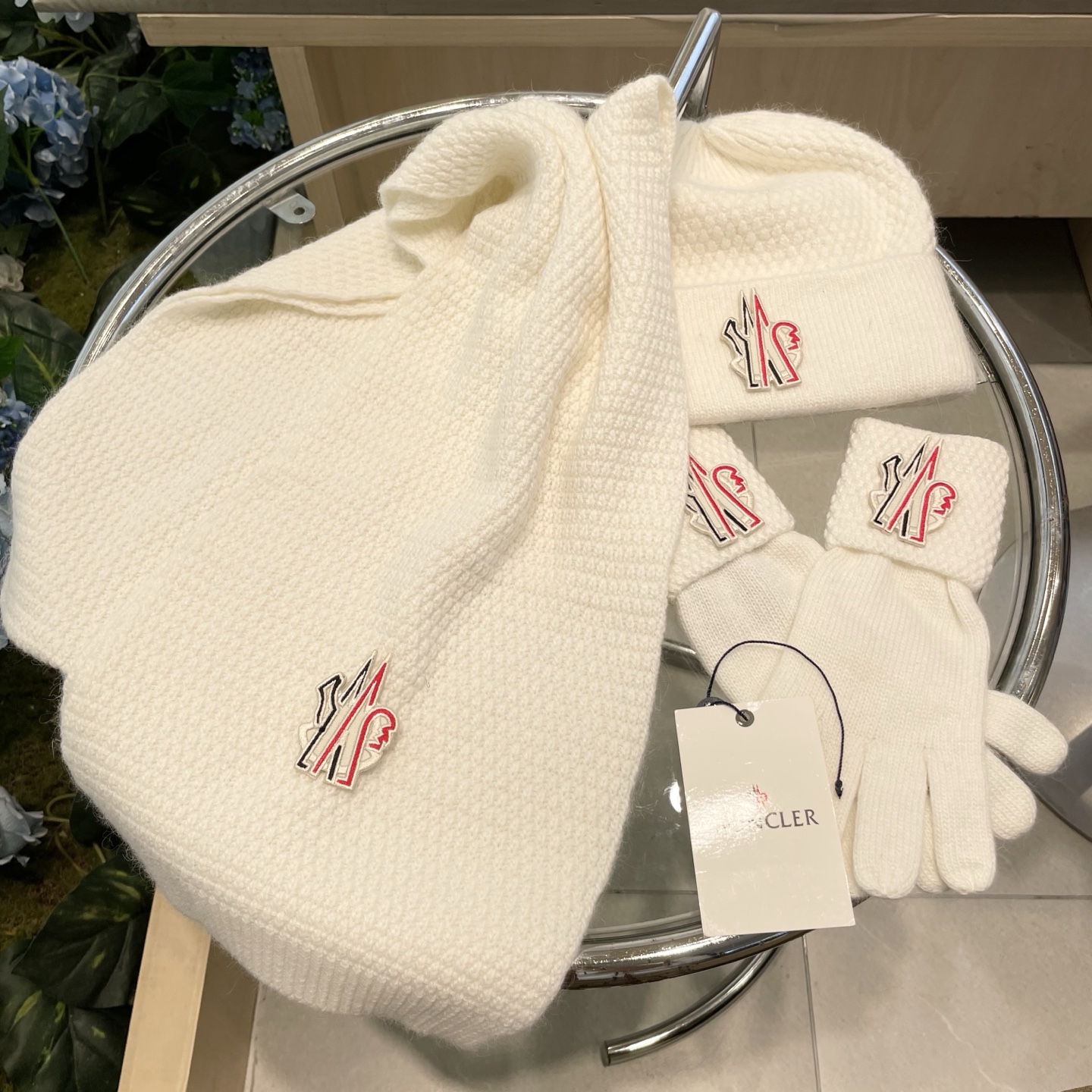 。蒙口三件套🎁MONCLER新款围巾帽子和手套三件套😍 百分之70羊绒30%兔毛成分👍保暖又时尚👍配15