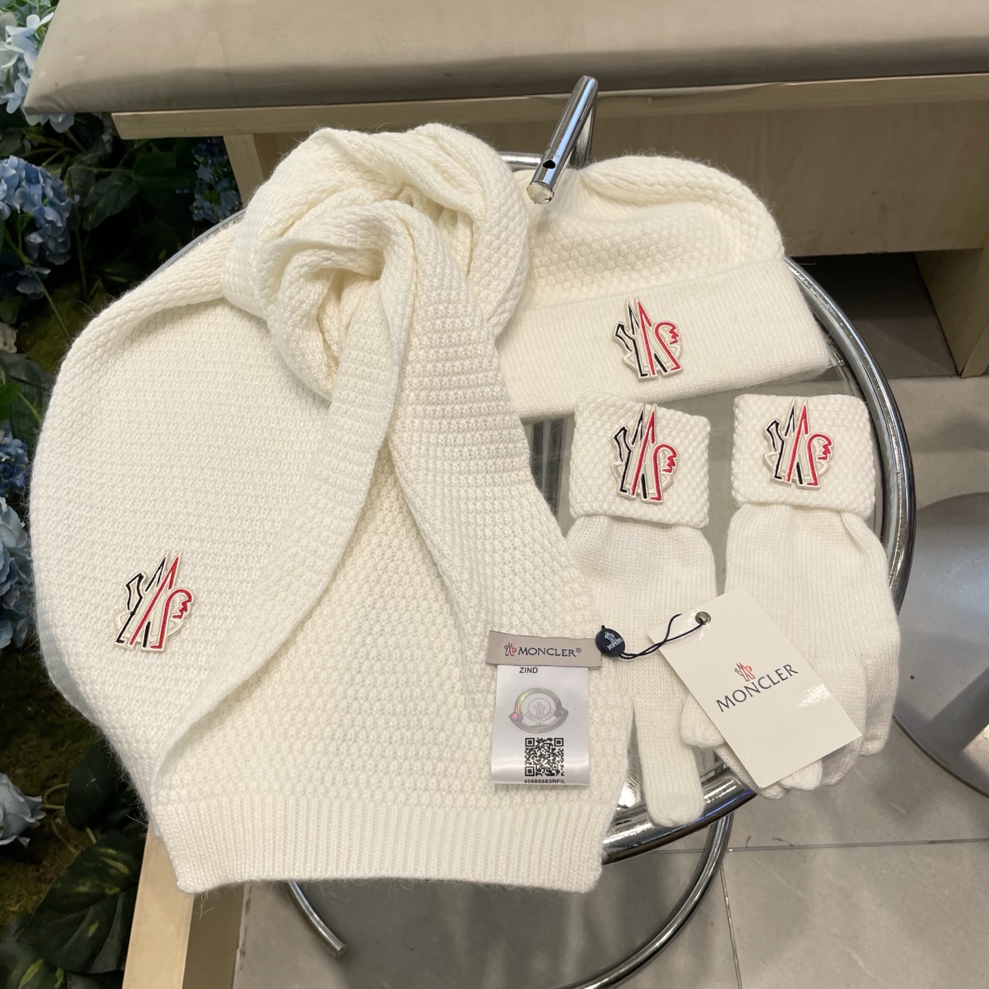 。蒙口三件套🎁MONCLER新款围巾帽子和手套三件套😍 百分之70羊绒30%兔毛成分👍保暖又时尚👍配15