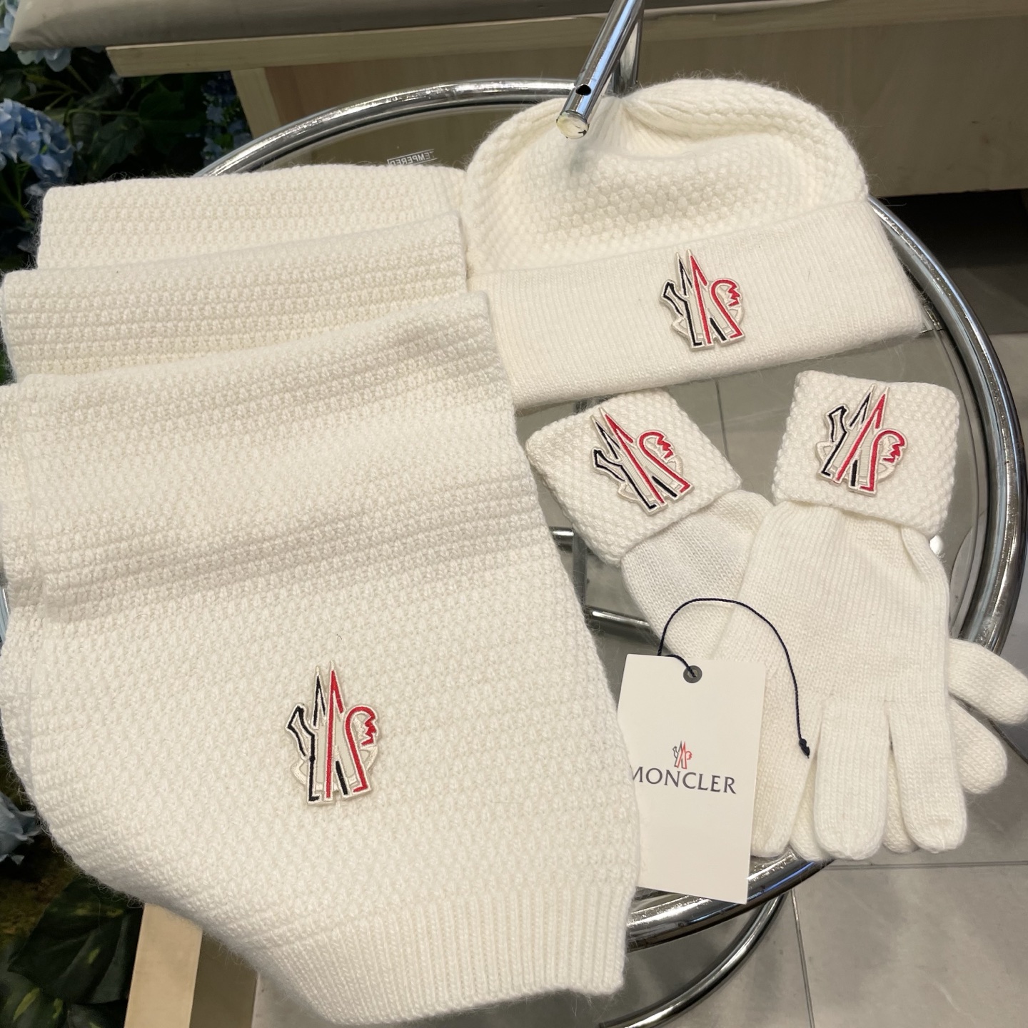 。蒙口三件套🎁MONCLER新款围巾帽子和手套三件套😍 百分之70羊绒30%兔毛成分👍保暖又时尚👍配15