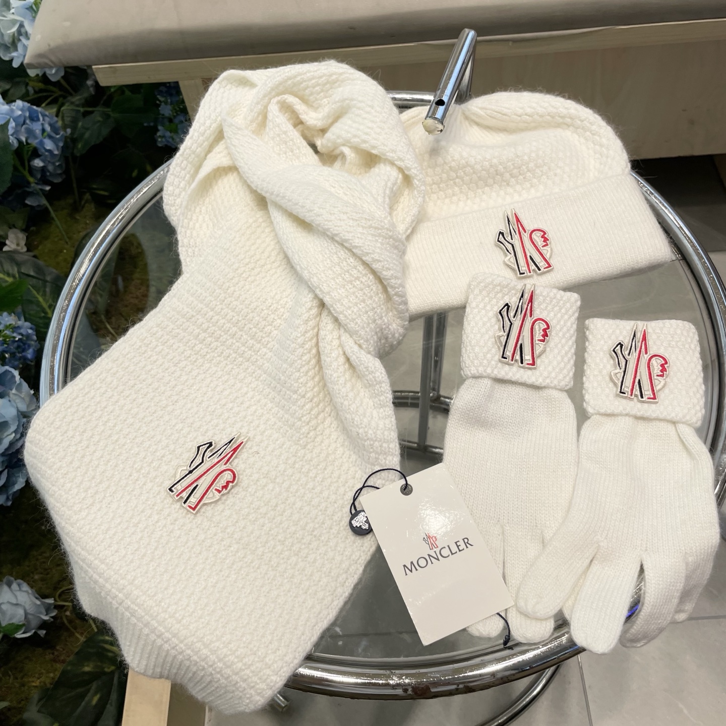 。蒙口三件套🎁MONCLER新款围巾帽子和手套三件套😍 百分之70羊绒30%兔毛成分👍保暖又时尚👍配15