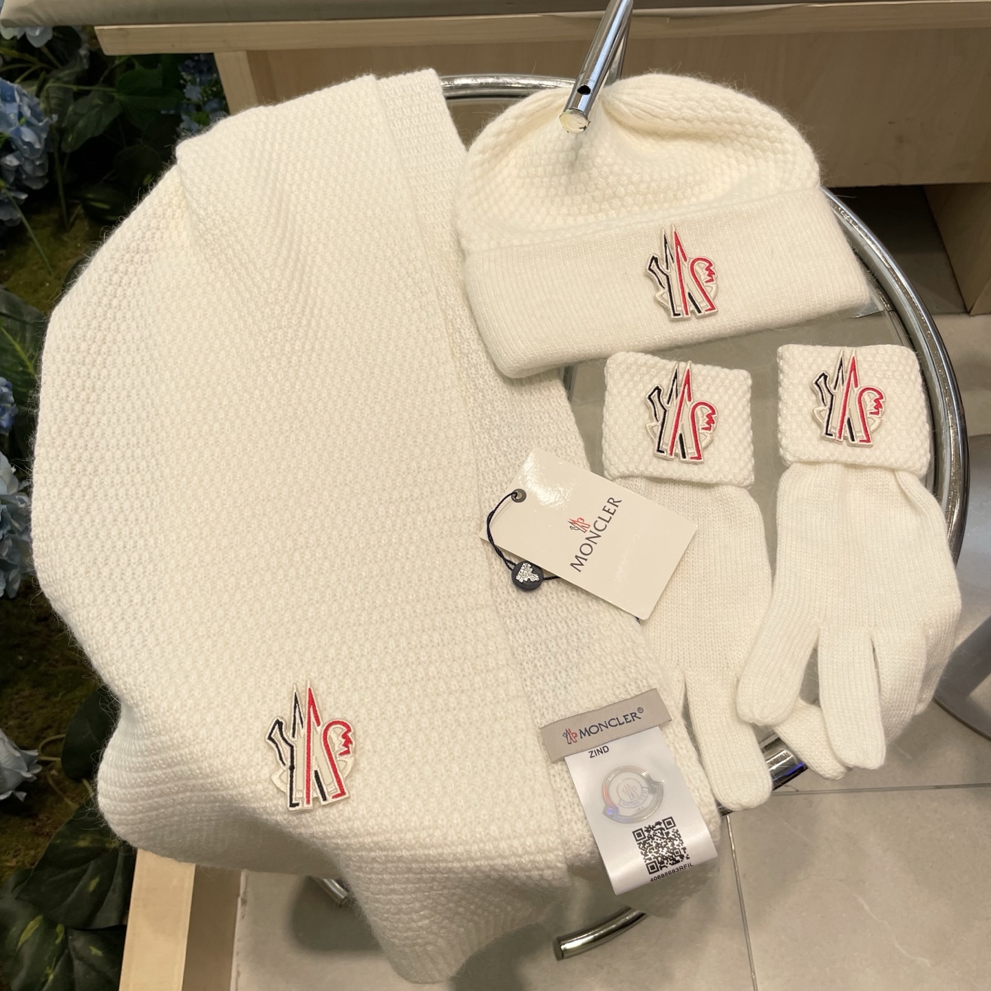 。蒙口三件套🎁MONCLER新款围巾帽子和手套三件套😍 百分之70羊绒30%兔毛成分👍保暖又时尚👍配15