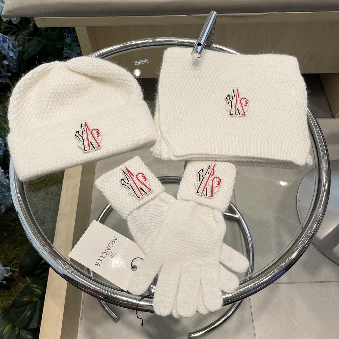 。蒙口三件套🎁MONCLER新款围巾帽子和手套三件套😍 百分之70羊绒30%兔毛成分👍保暖又时尚👍配15